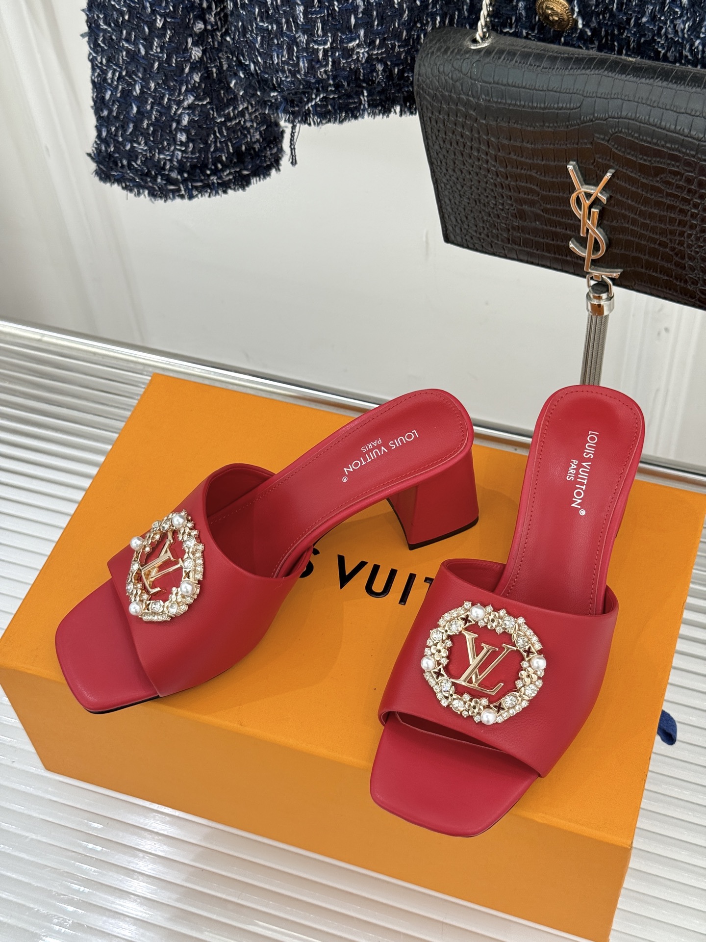 L*V驴家经典水钻扣一字带粗跟拖鞋以百年匠艺诠释夏日奢华。极简一字带利落勾勒优雅线条在视觉延伸拉长双腿比