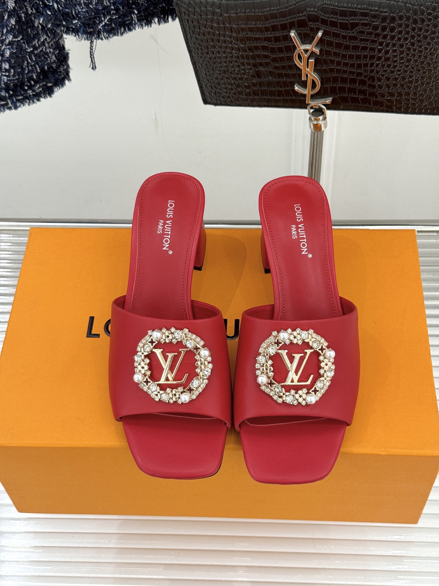 L*V驴家经典水钻扣一字带粗跟拖鞋以百年匠艺诠释夏日奢华。极简一字带利落勾勒优雅线条在视觉延伸拉长双腿比