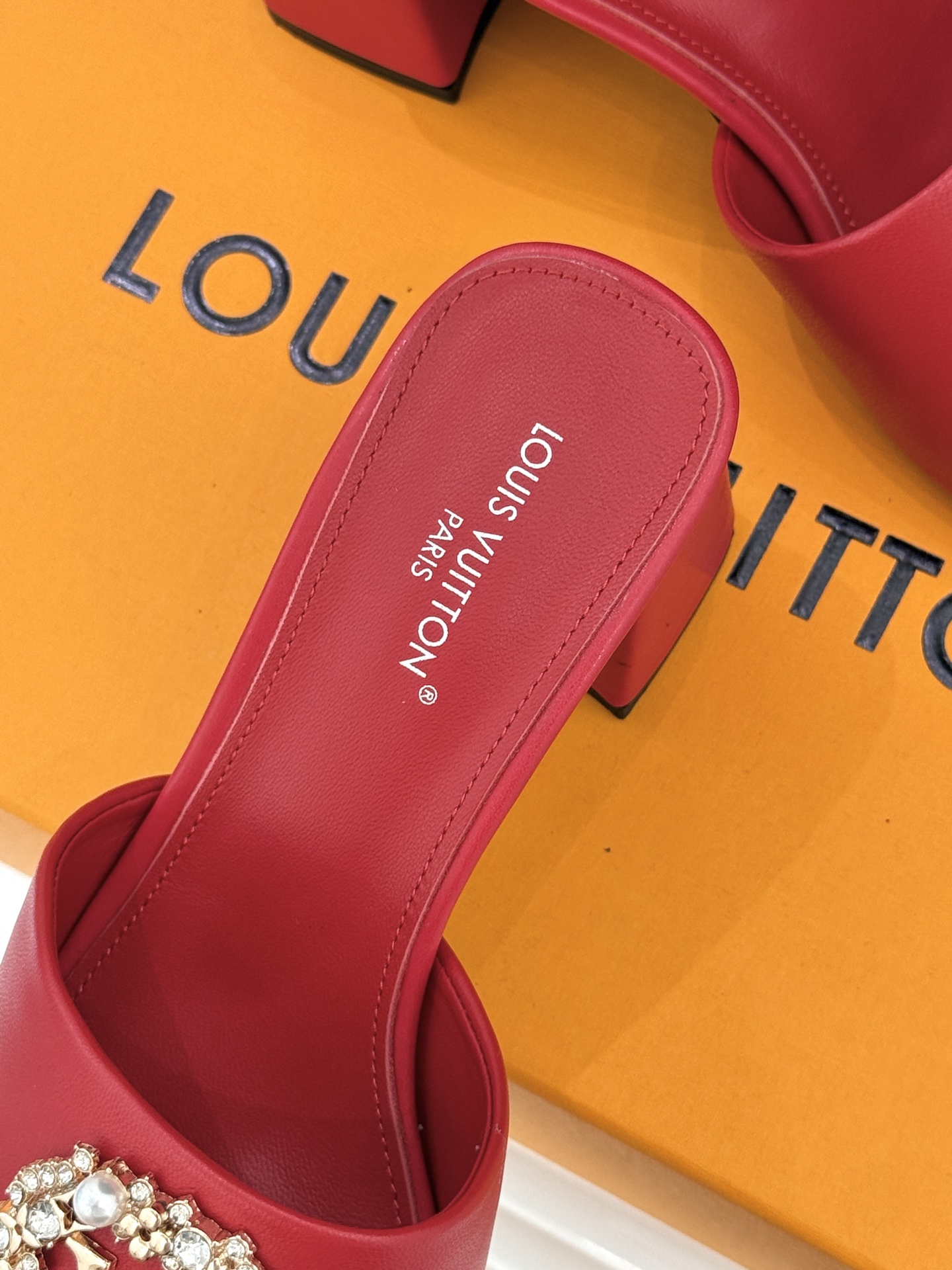 L*V驴家经典水钻扣一字带粗跟拖鞋以百年匠艺诠释夏日奢华。极简一字带利落勾勒优雅线条在视觉延伸拉长双腿比