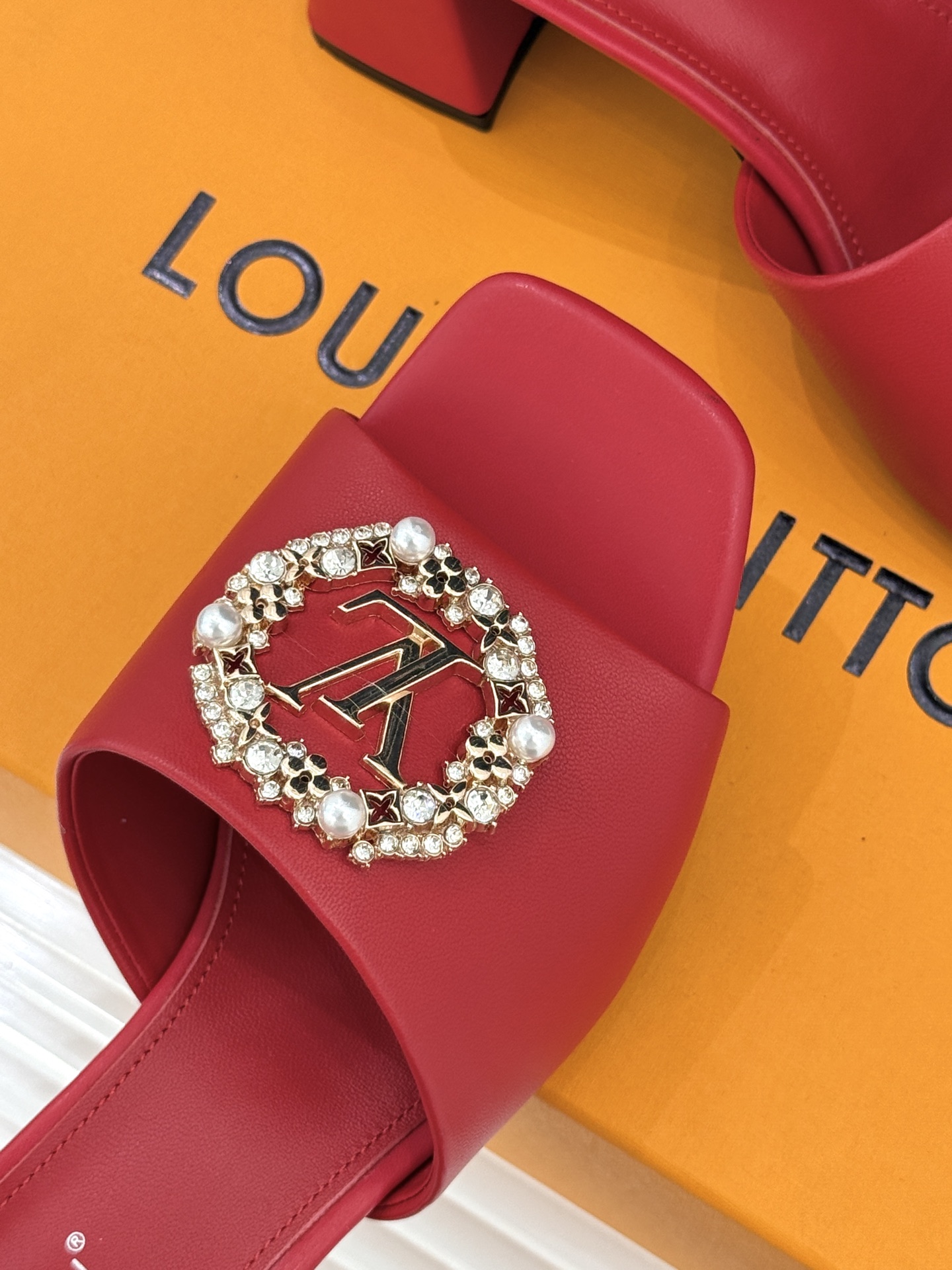 L*V驴家经典水钻扣一字带粗跟拖鞋以百年匠艺诠释夏日奢华。极简一字带利落勾勒优雅线条在视觉延伸拉长双腿比