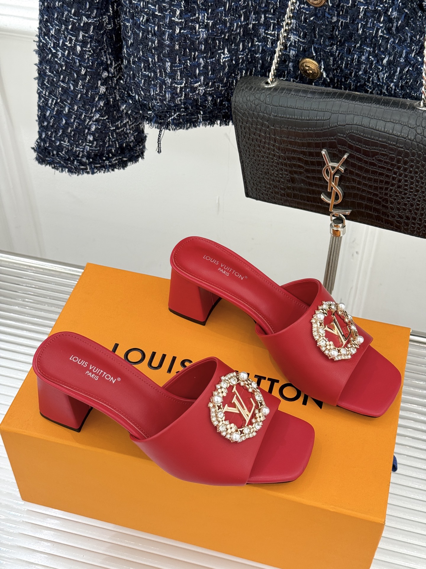 L*V驴家经典水钻扣一字带粗跟拖鞋以百年匠艺诠释夏日奢华。极简一字带利落勾勒优雅线条在视觉延伸拉长双腿比