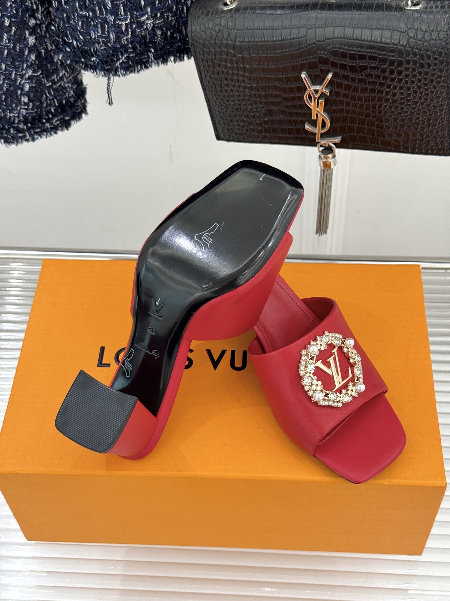 L*V驴家经典水钻扣一字带粗跟拖鞋以百年匠艺诠释夏日奢华。极简一字带利落勾勒优雅线条在视觉延伸拉长双腿比