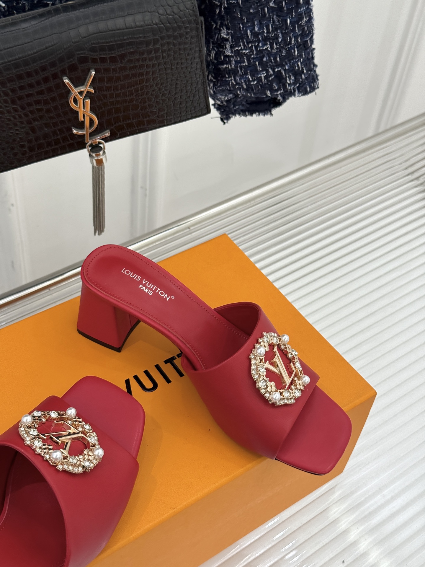 L*V驴家经典水钻扣一字带粗跟拖鞋以百年匠艺诠释夏日奢华。极简一字带利落勾勒优雅线条在视觉延伸拉长双腿比