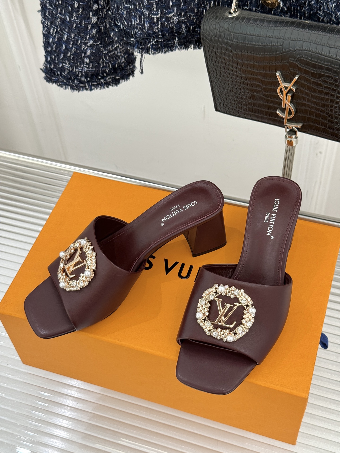 L*V驴家经典水钻扣一字带粗跟拖鞋以百年匠艺诠释夏日奢华。极简一字带利落勾勒优雅线条在视觉延伸拉长双腿比