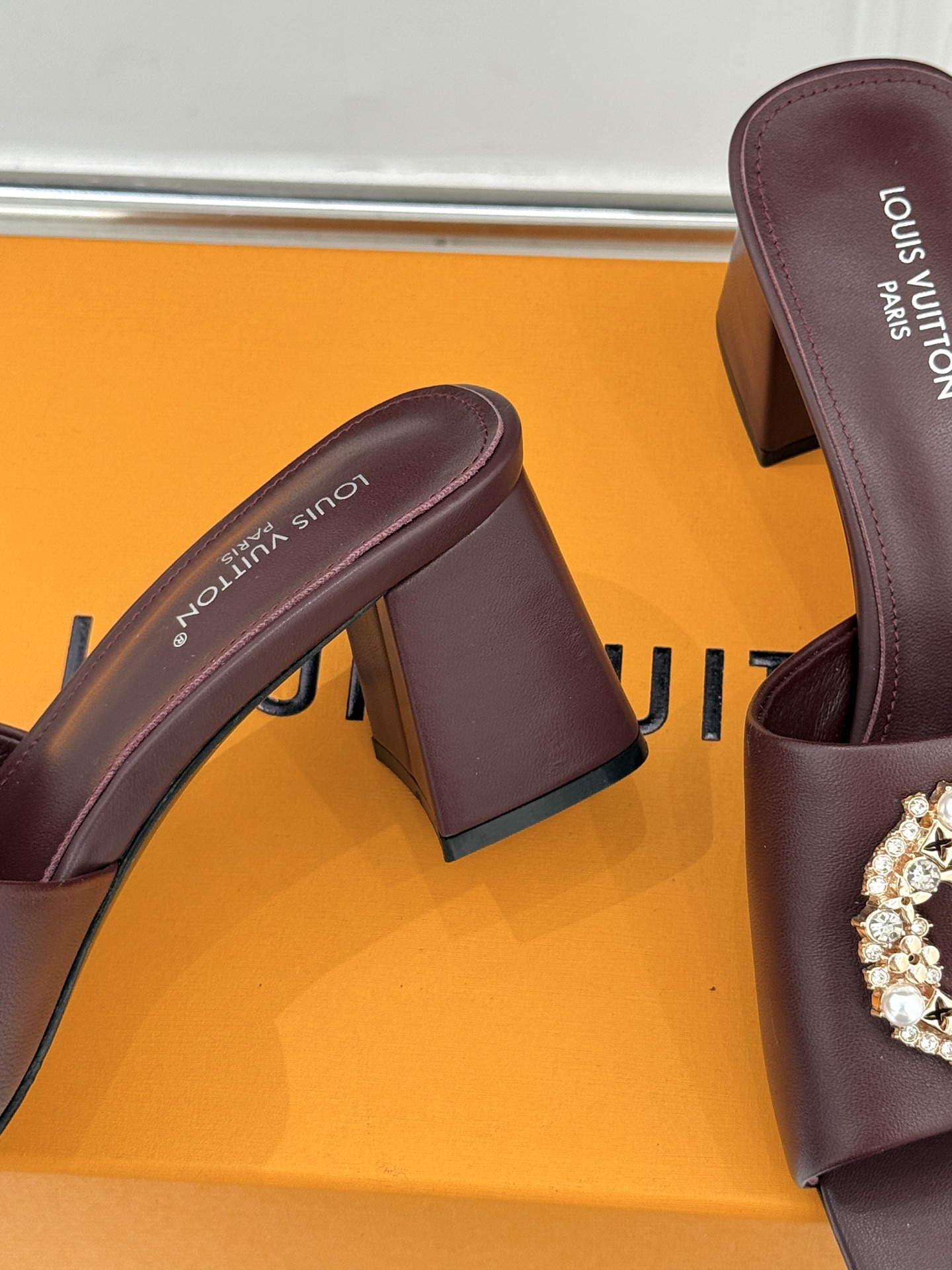 L*V驴家经典水钻扣一字带粗跟拖鞋以百年匠艺诠释夏日奢华。极简一字带利落勾勒优雅线条在视觉延伸拉长双腿比