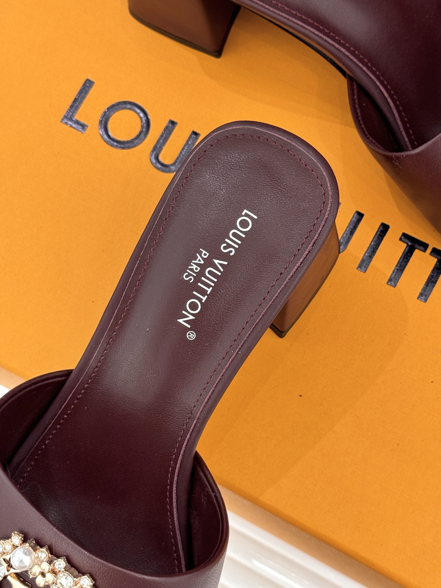 L*V驴家经典水钻扣一字带粗跟拖鞋以百年匠艺诠释夏日奢华。极简一字带利落勾勒优雅线条在视觉延伸拉长双腿比