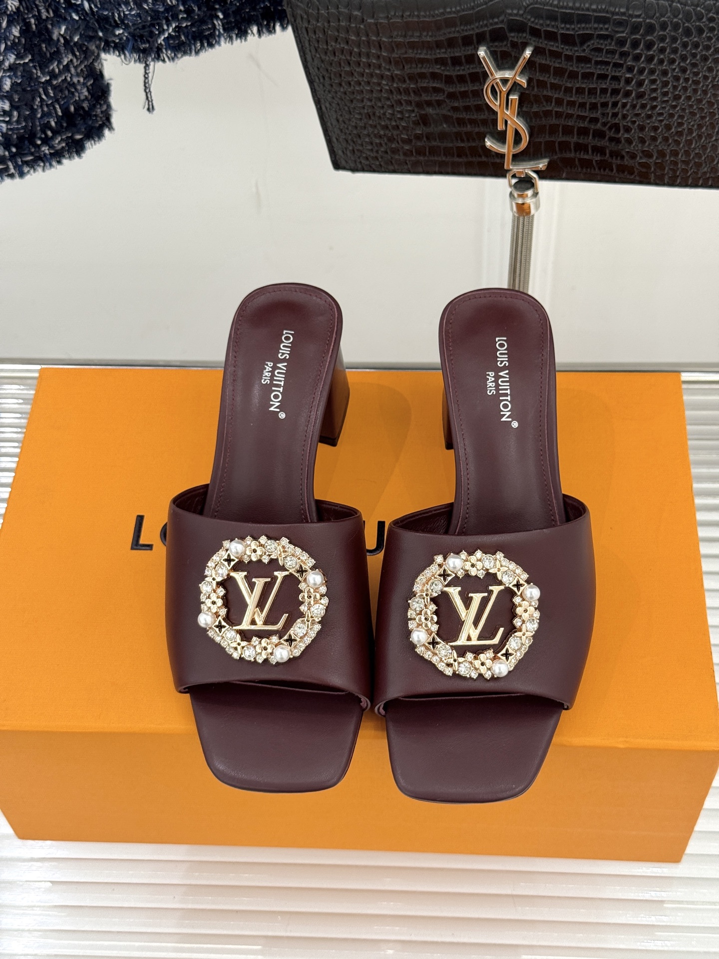 L*V驴家经典水钻扣一字带粗跟拖鞋以百年匠艺诠释夏日奢华。极简一字带利落勾勒优雅线条在视觉延伸拉长双腿比