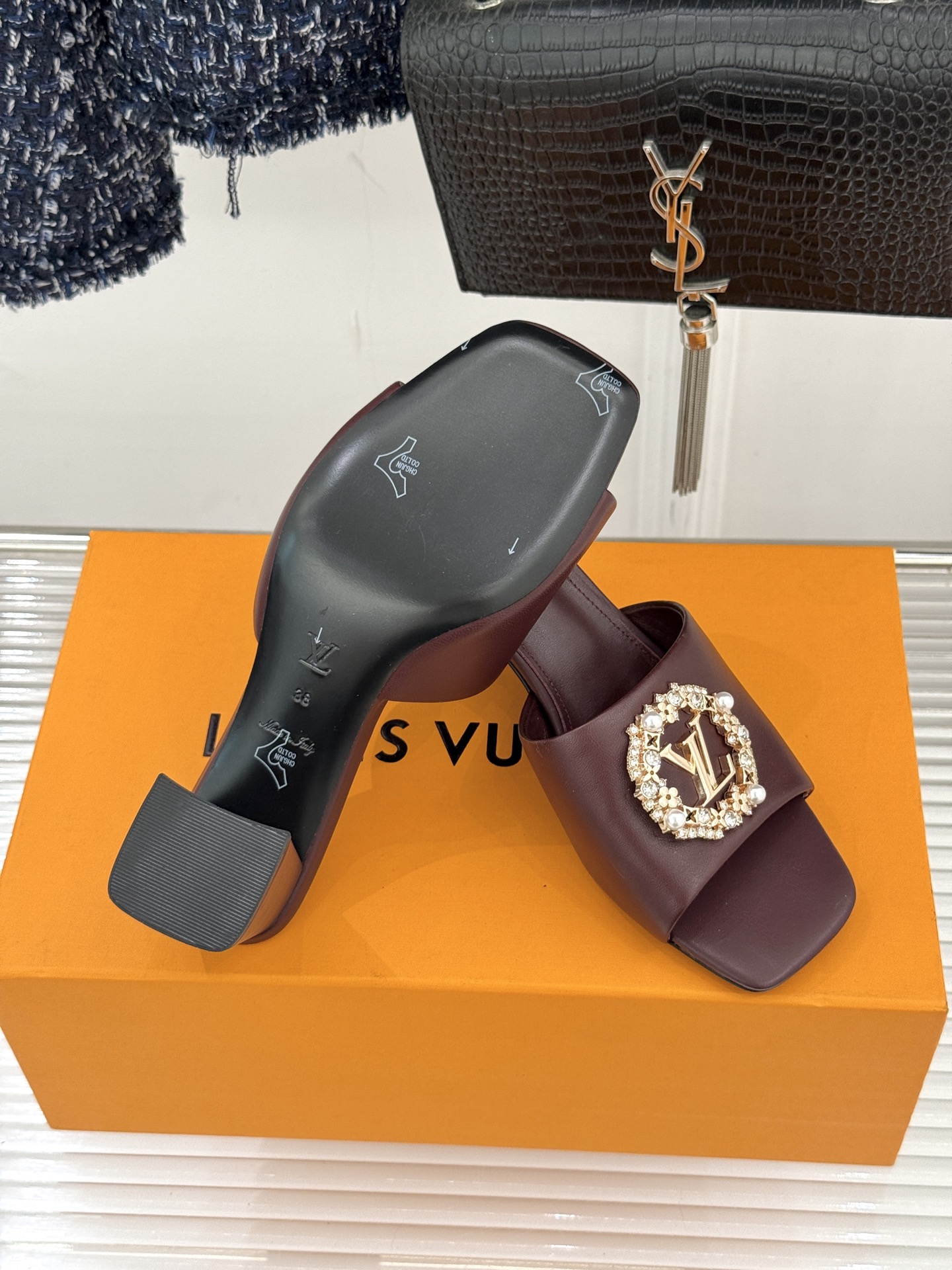 L*V驴家经典水钻扣一字带粗跟拖鞋以百年匠艺诠释夏日奢华。极简一字带利落勾勒优雅线条在视觉延伸拉长双腿比