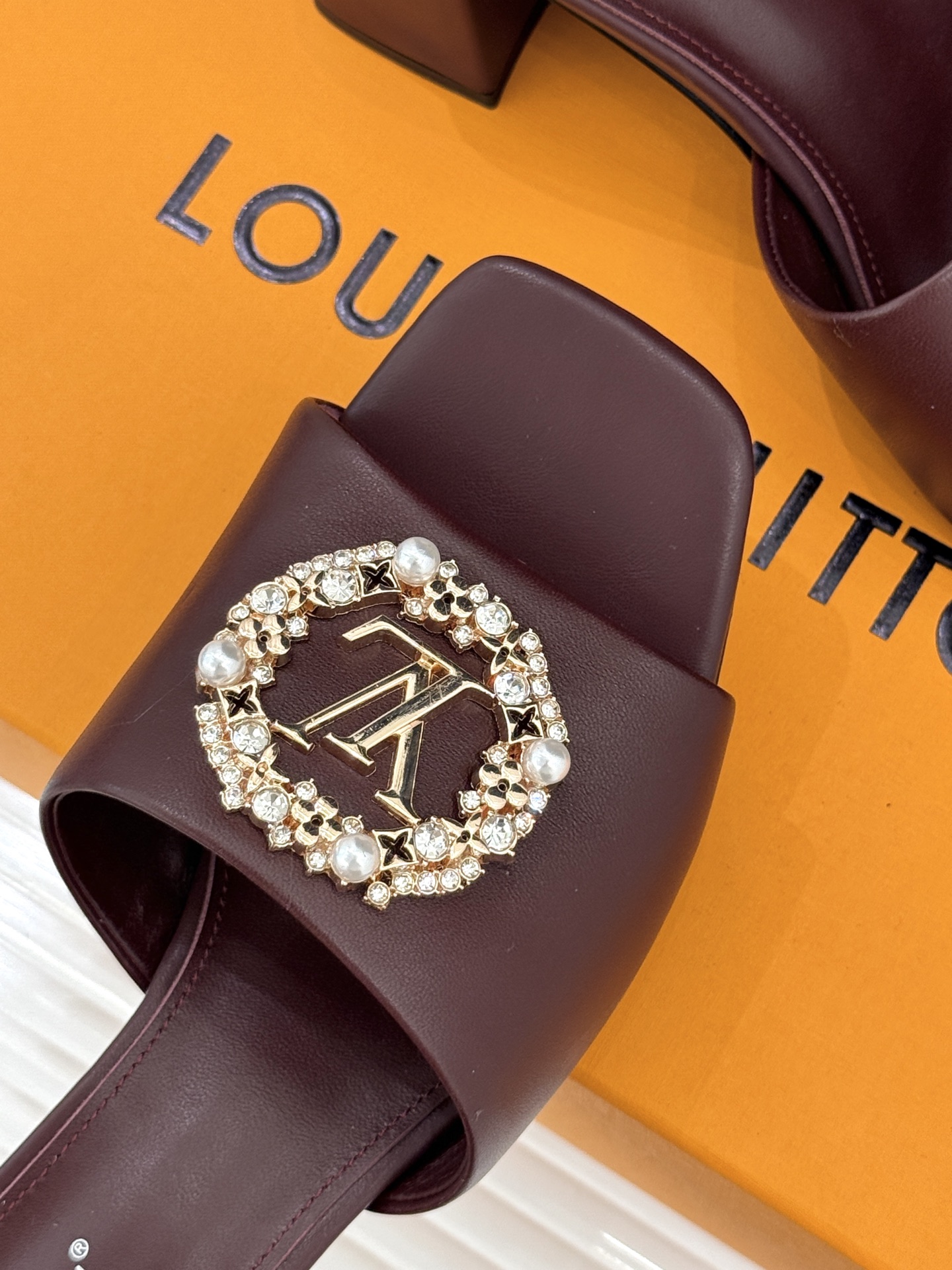 L*V驴家经典水钻扣一字带粗跟拖鞋以百年匠艺诠释夏日奢华。极简一字带利落勾勒优雅线条在视觉延伸拉长双腿比