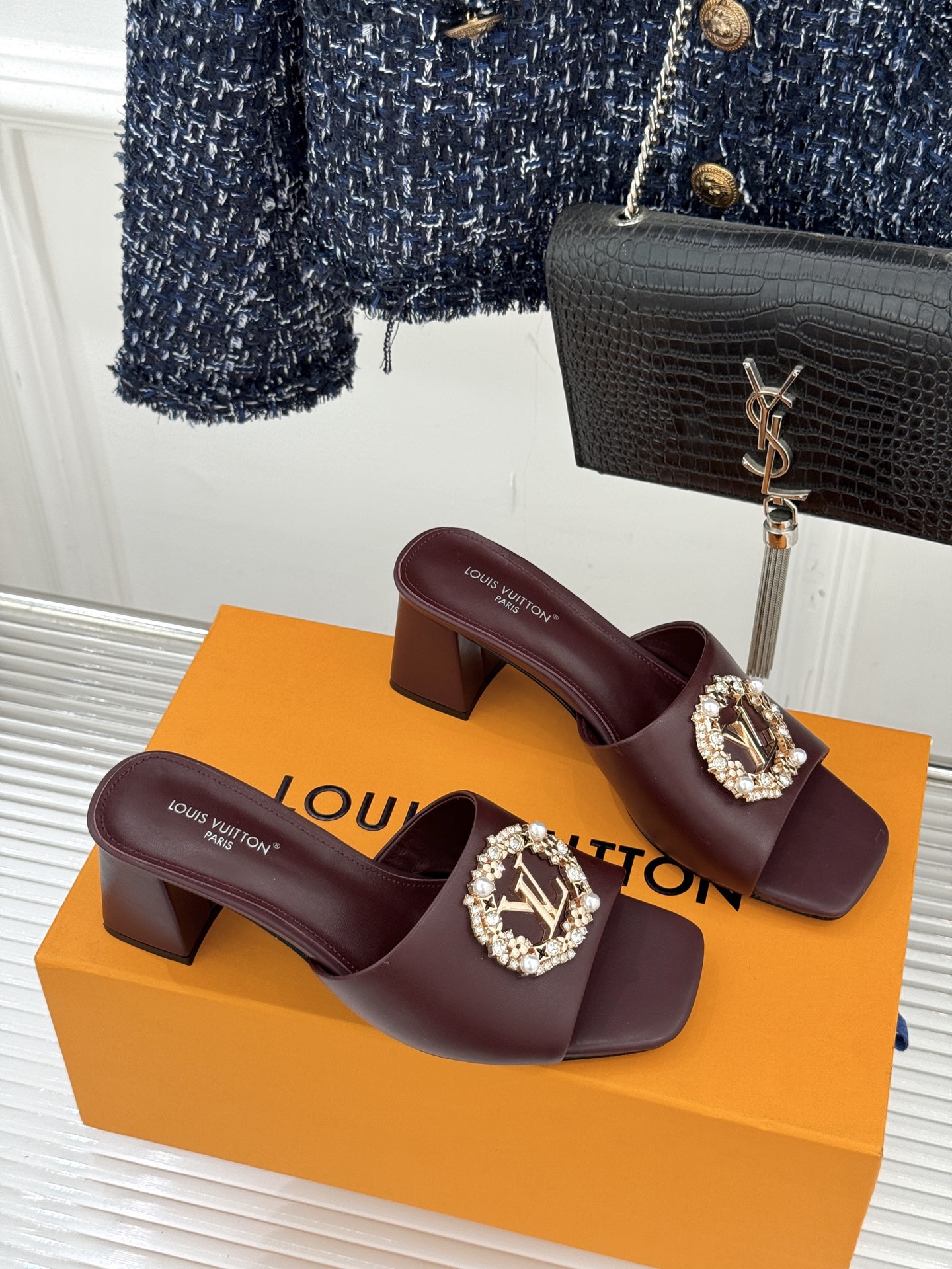 L*V驴家经典水钻扣一字带粗跟拖鞋以百年匠艺诠释夏日奢华。极简一字带利落勾勒优雅线条在视觉延伸拉长双腿比