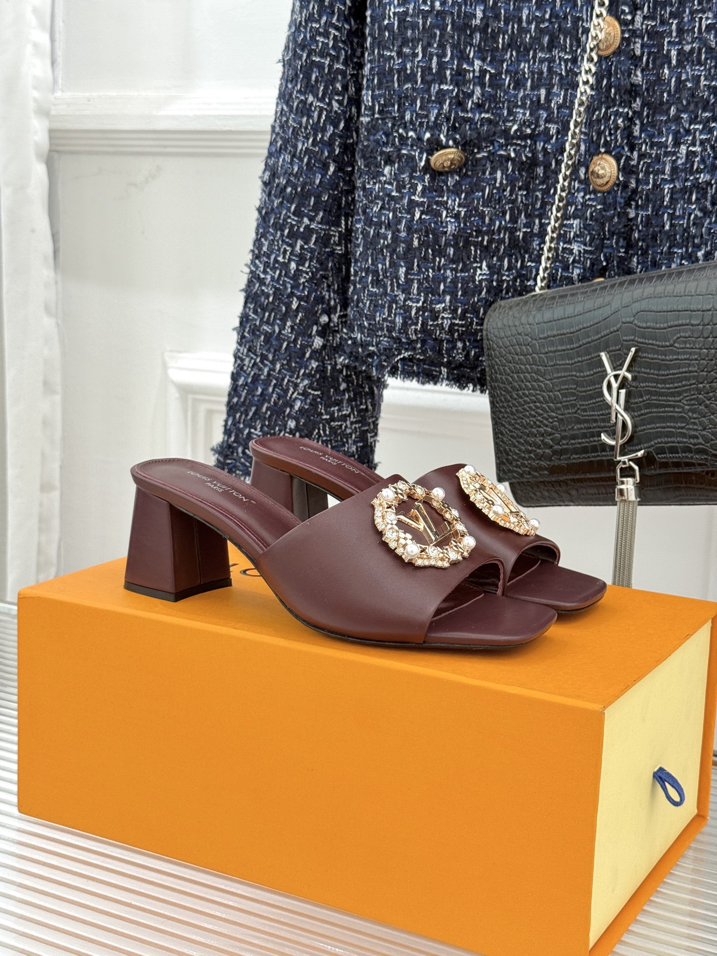 L*V驴家经典水钻扣一字带粗跟拖鞋以百年匠艺诠释夏日奢华。极简一字带利落勾勒优雅线条在视觉延伸拉长双腿比