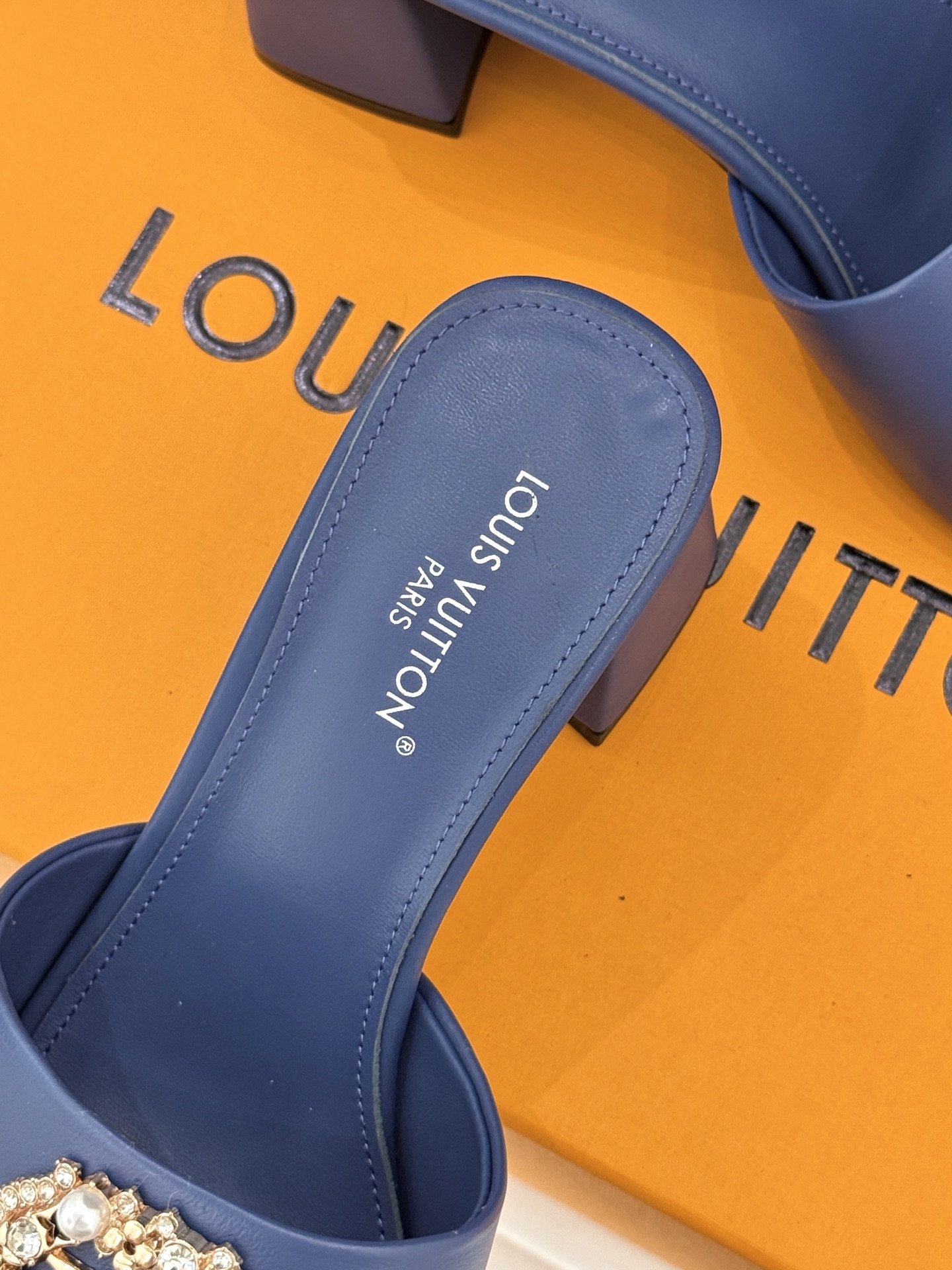 L*V驴家经典水钻扣一字带粗跟拖鞋以百年匠艺诠释夏日奢华。极简一字带利落勾勒优雅线条在视觉延伸拉长双腿比