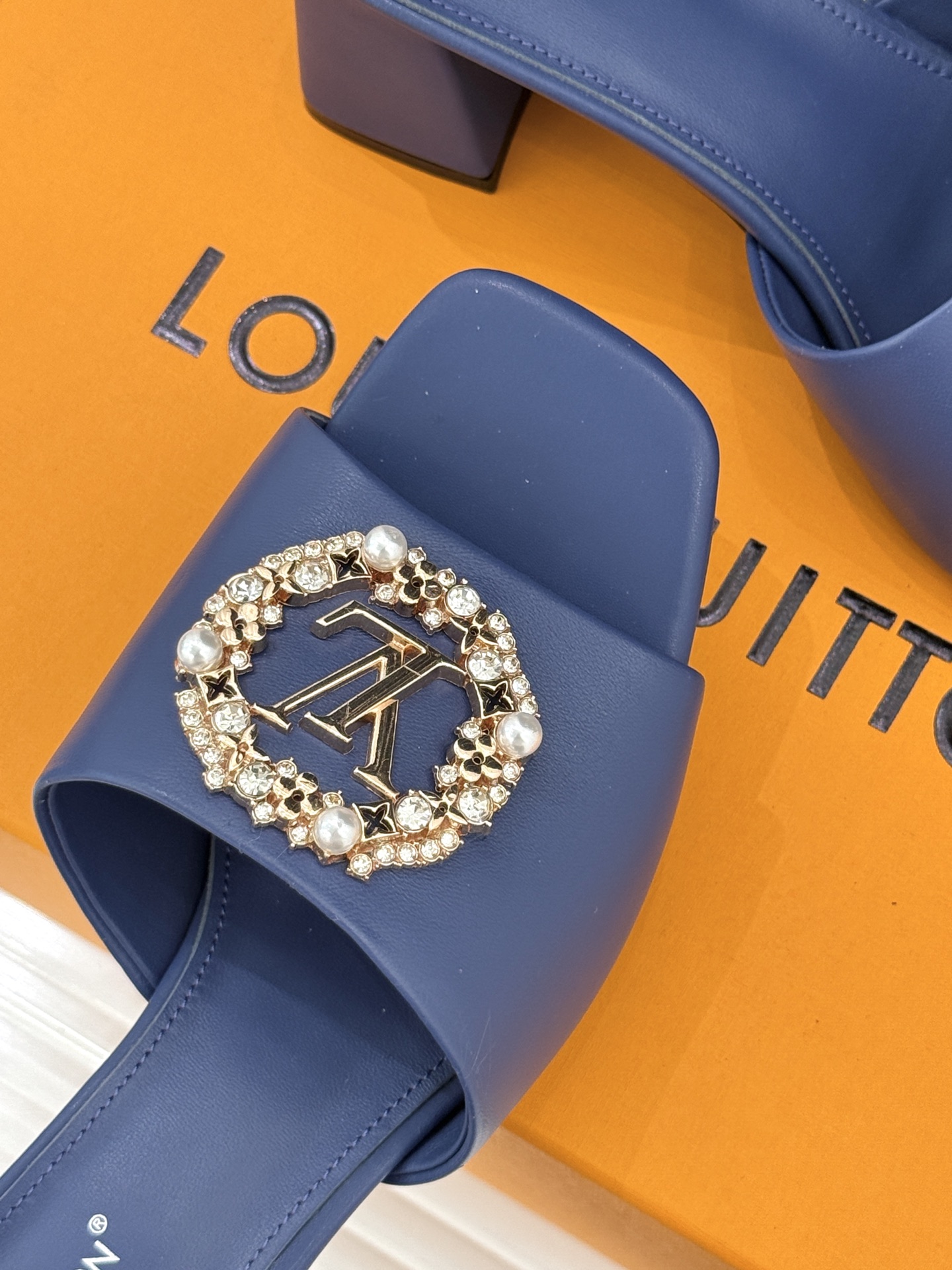 L*V驴家经典水钻扣一字带粗跟拖鞋以百年匠艺诠释夏日奢华。极简一字带利落勾勒优雅线条在视觉延伸拉长双腿比