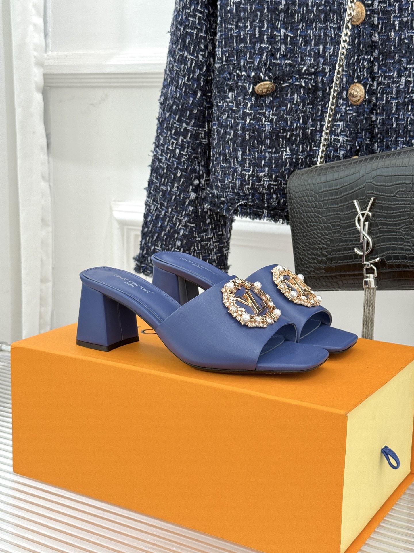 L*V驴家经典水钻扣一字带粗跟拖鞋以百年匠艺诠释夏日奢华。极简一字带利落勾勒优雅线条在视觉延伸拉长双腿比