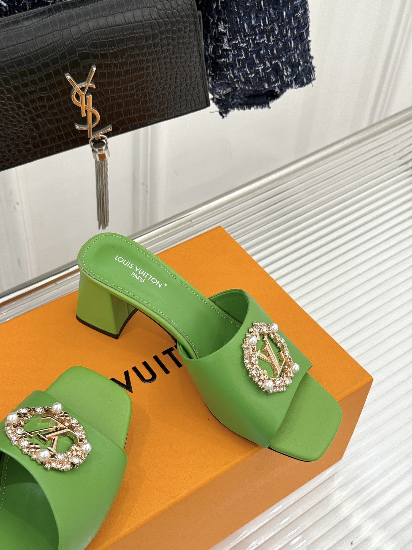 L*V驴家经典水钻扣一字带粗跟拖鞋以百年匠艺诠释夏日奢华。极简一字带利落勾勒优雅线条在视觉延伸拉长双腿比