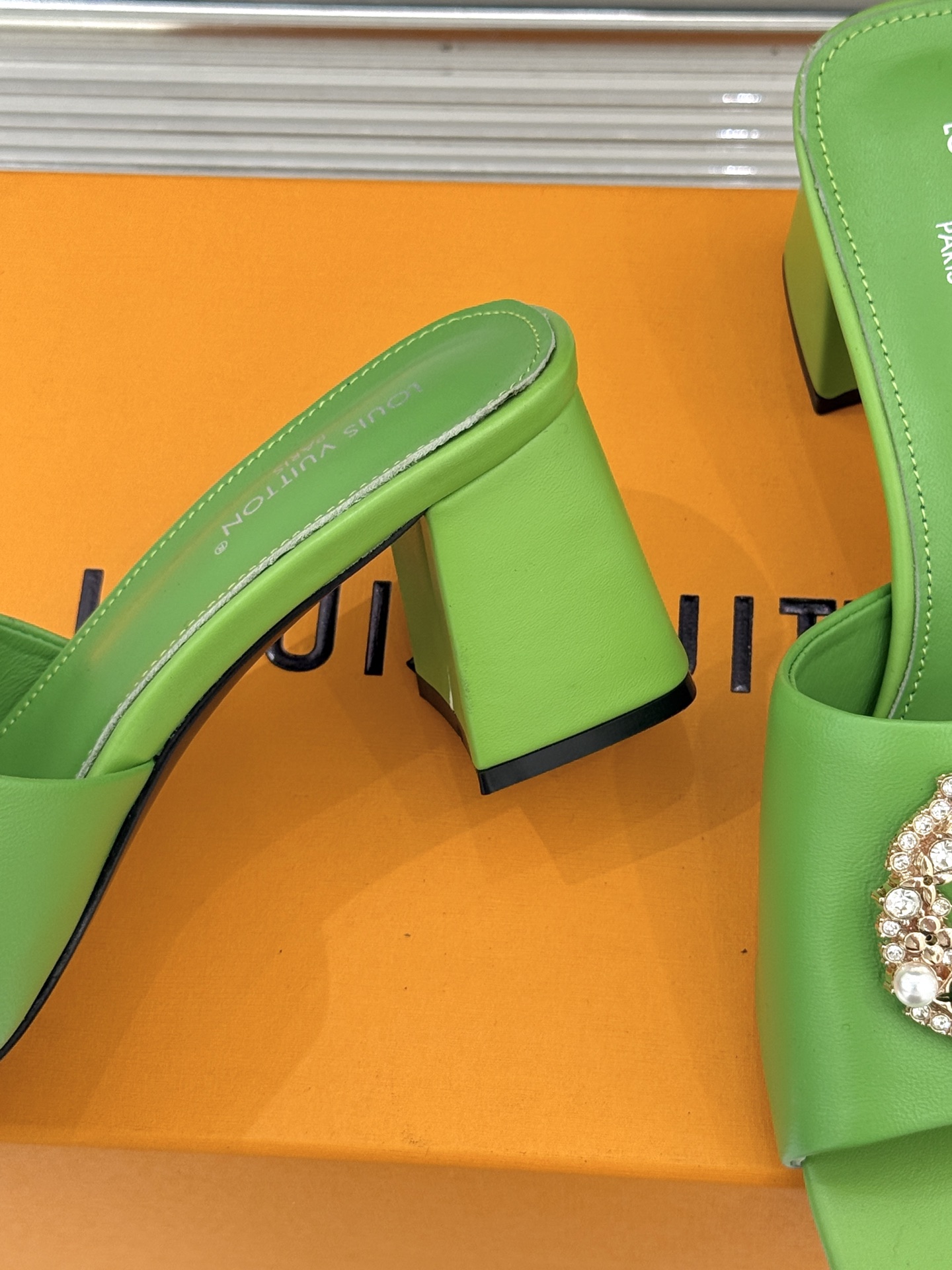 L*V驴家经典水钻扣一字带粗跟拖鞋以百年匠艺诠释夏日奢华。极简一字带利落勾勒优雅线条在视觉延伸拉长双腿比