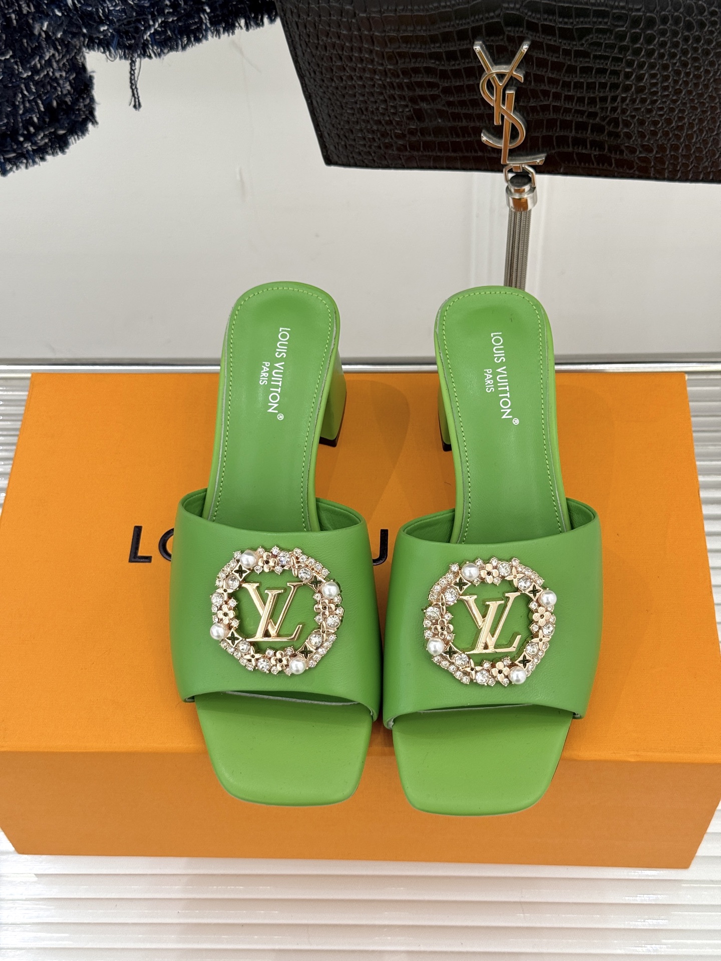 L*V驴家经典水钻扣一字带粗跟拖鞋以百年匠艺诠释夏日奢华。极简一字带利落勾勒优雅线条在视觉延伸拉长双腿比