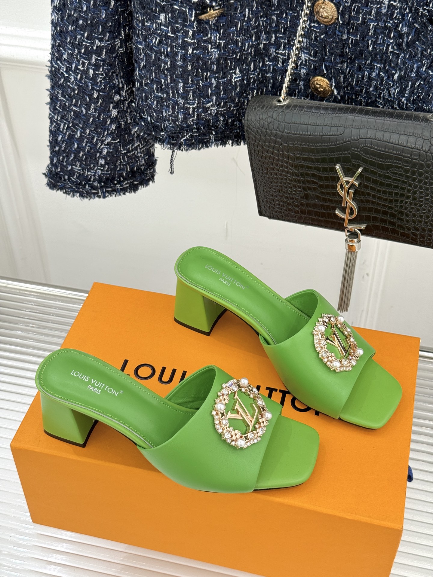 L*V驴家经典水钻扣一字带粗跟拖鞋以百年匠艺诠释夏日奢华。极简一字带利落勾勒优雅线条在视觉延伸拉长双腿比