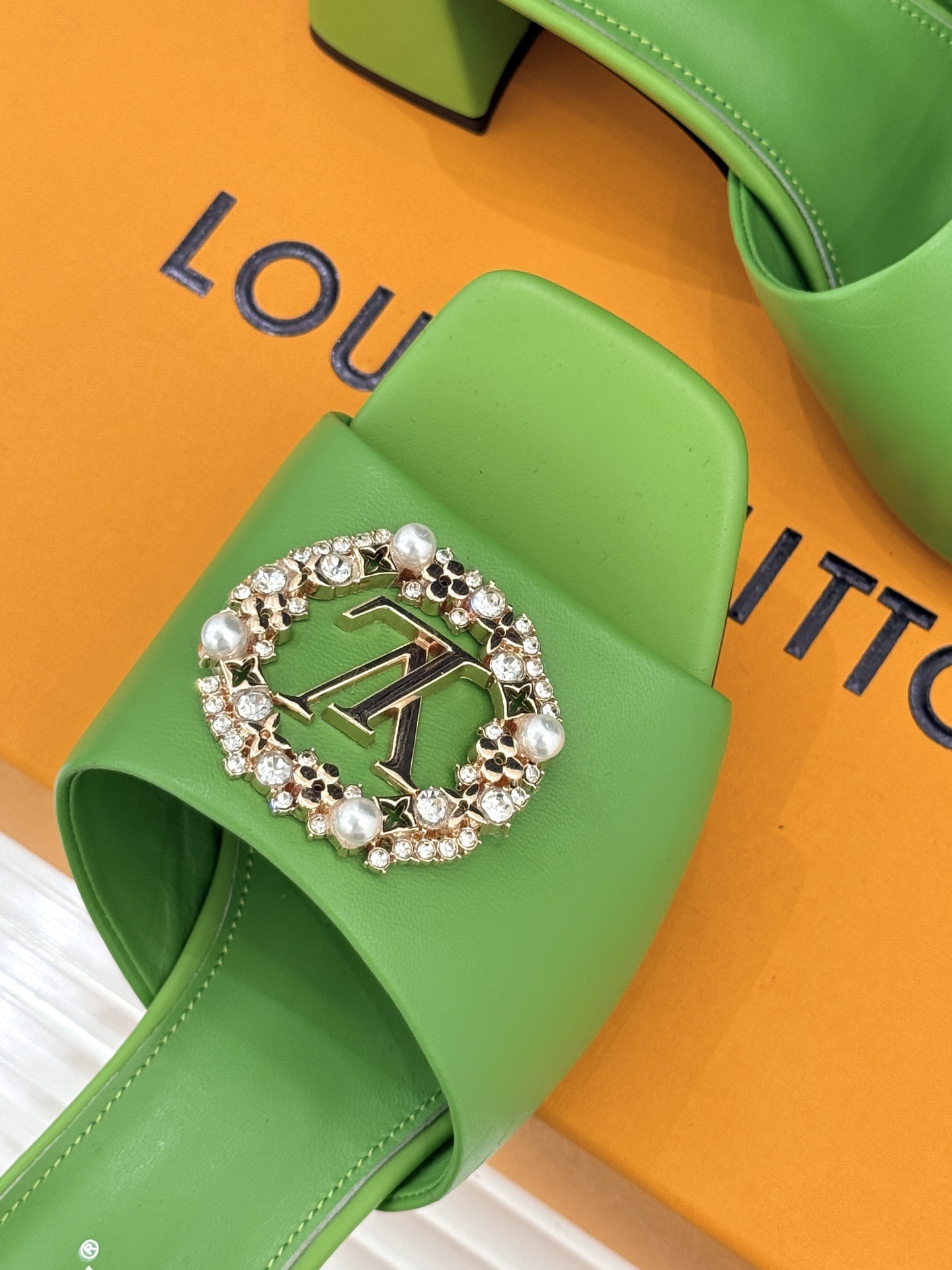 L*V驴家经典水钻扣一字带粗跟拖鞋以百年匠艺诠释夏日奢华。极简一字带利落勾勒优雅线条在视觉延伸拉长双腿比