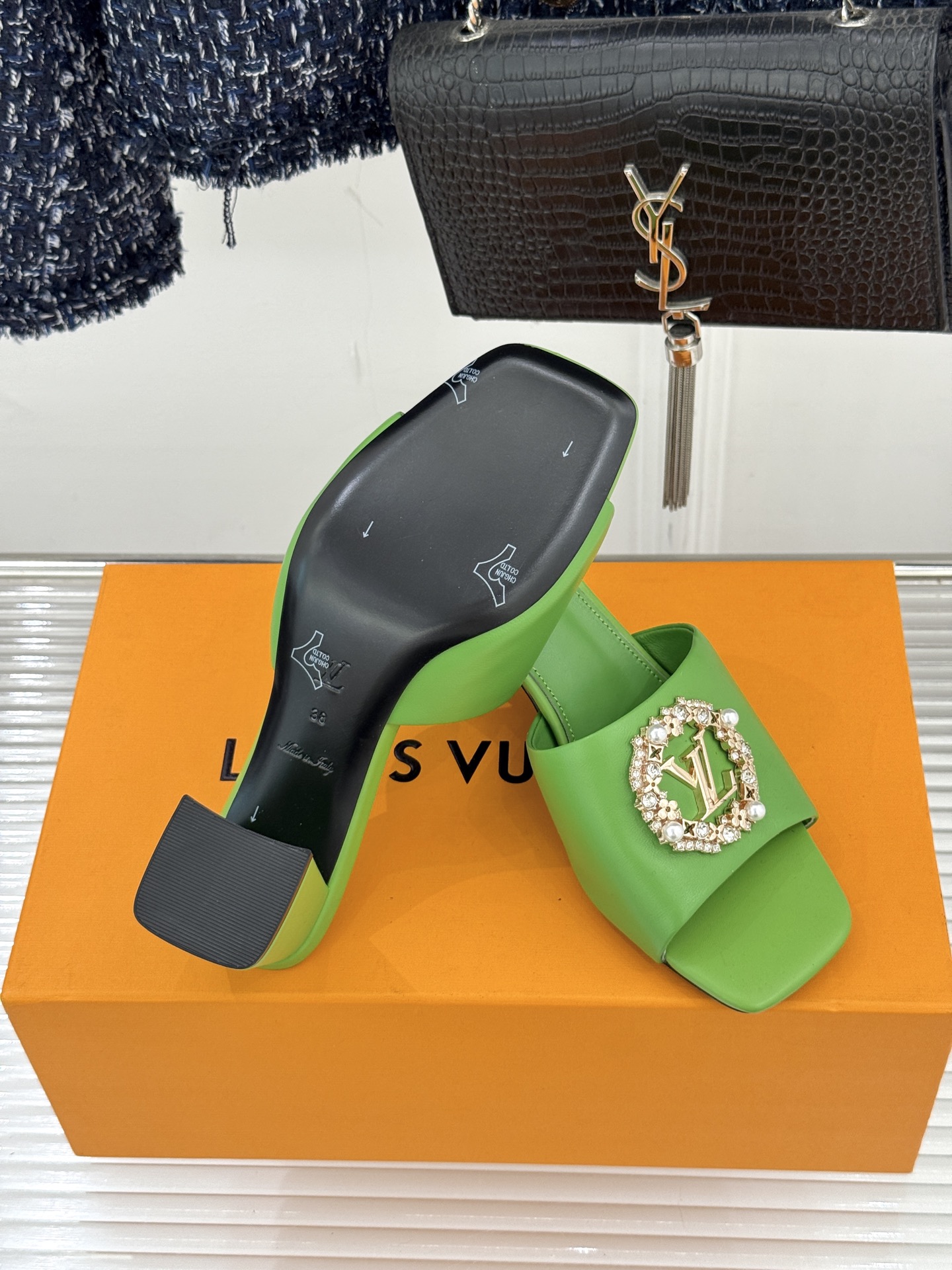 L*V驴家经典水钻扣一字带粗跟拖鞋以百年匠艺诠释夏日奢华。极简一字带利落勾勒优雅线条在视觉延伸拉长双腿比