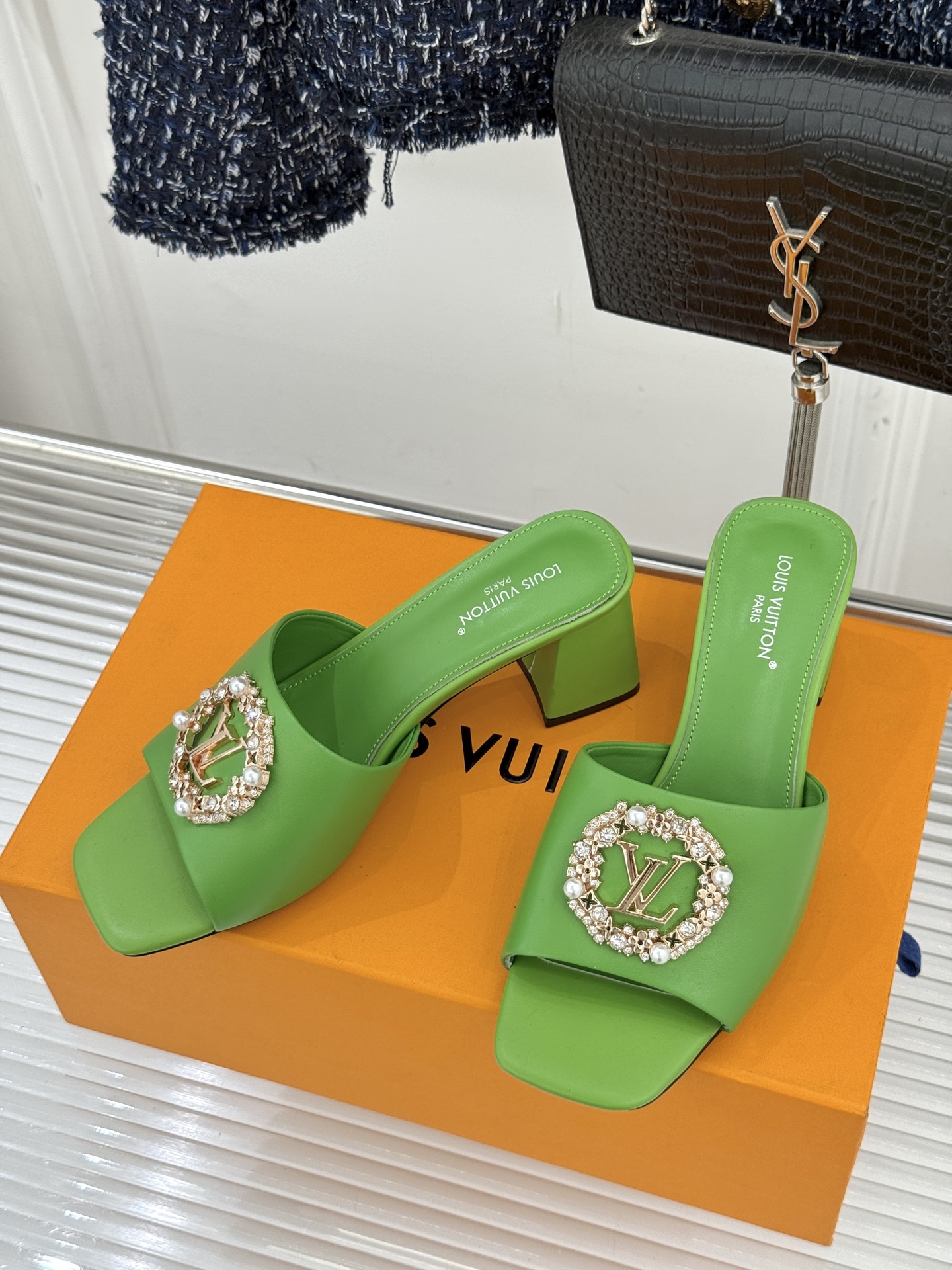 L*V驴家经典水钻扣一字带粗跟拖鞋以百年匠艺诠释夏日奢华。极简一字带利落勾勒优雅线条在视觉延伸拉长双腿比