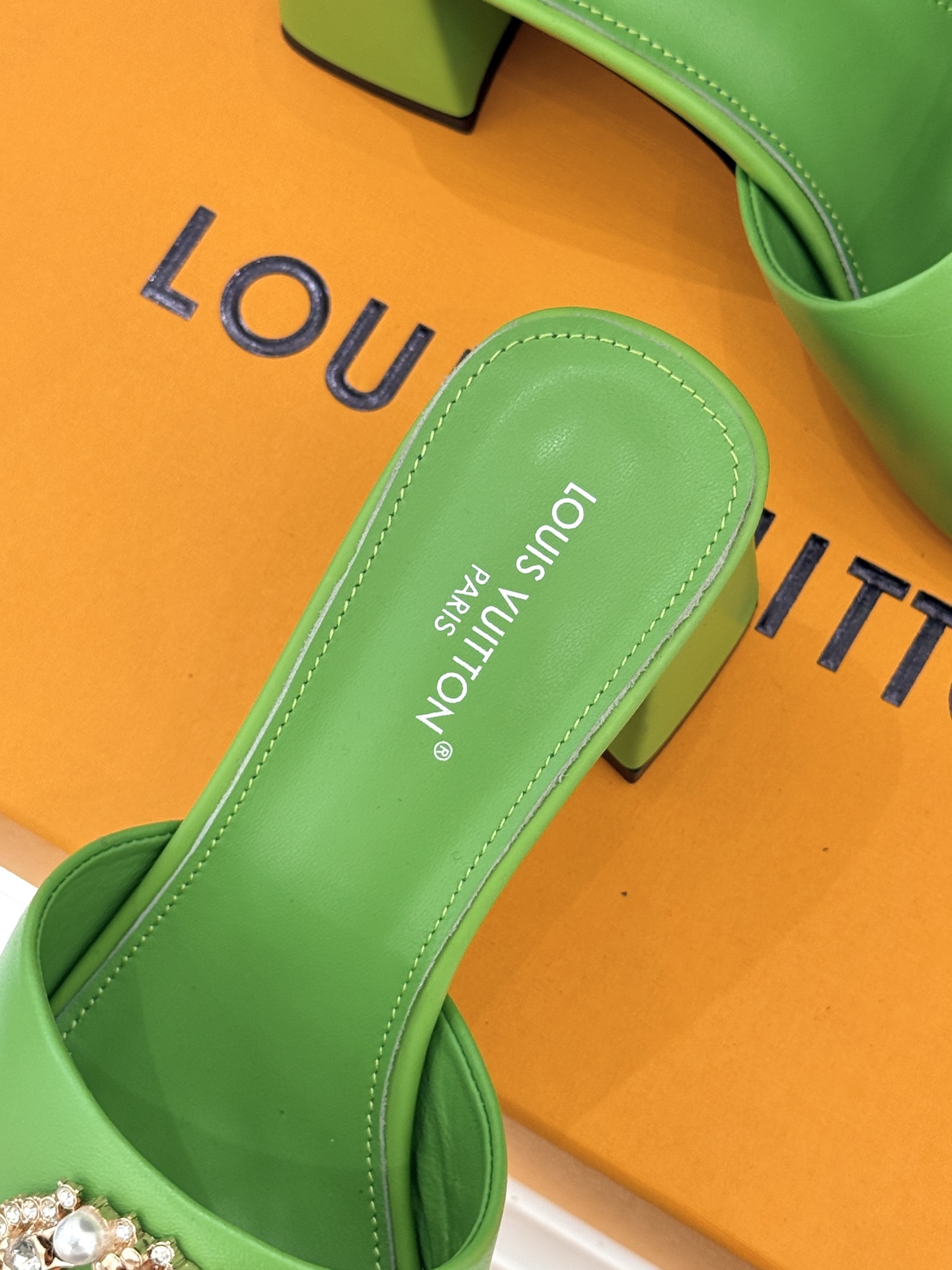 L*V驴家经典水钻扣一字带粗跟拖鞋以百年匠艺诠释夏日奢华。极简一字带利落勾勒优雅线条在视觉延伸拉长双腿比