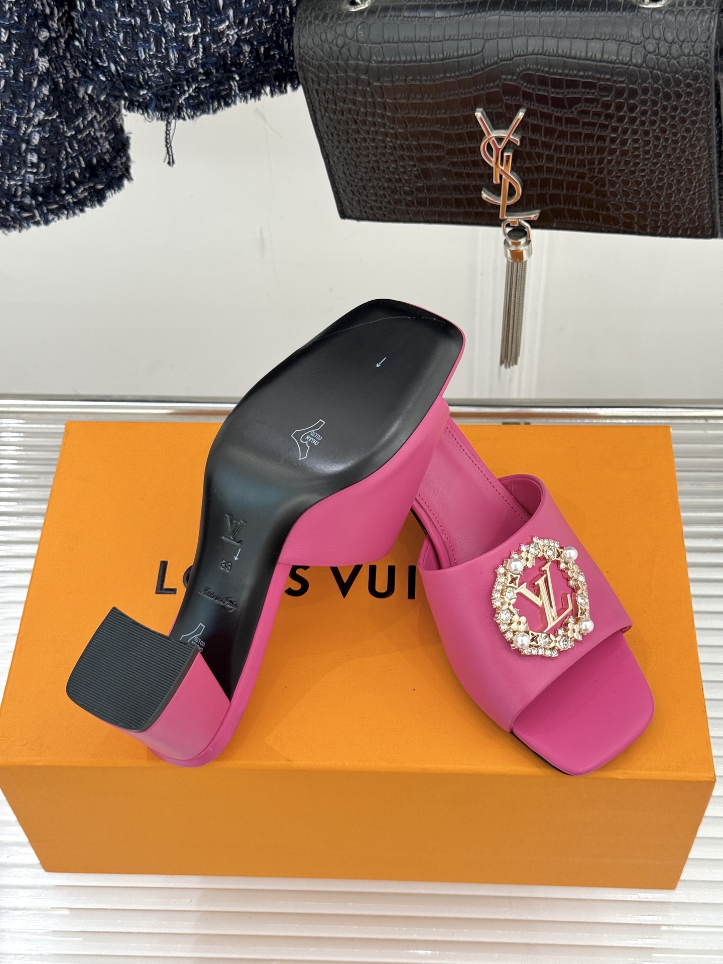 L*V驴家经典水钻扣一字带粗跟拖鞋以百年匠艺诠释夏日奢华。极简一字带利落勾勒优雅线条在视觉延伸拉长双腿比