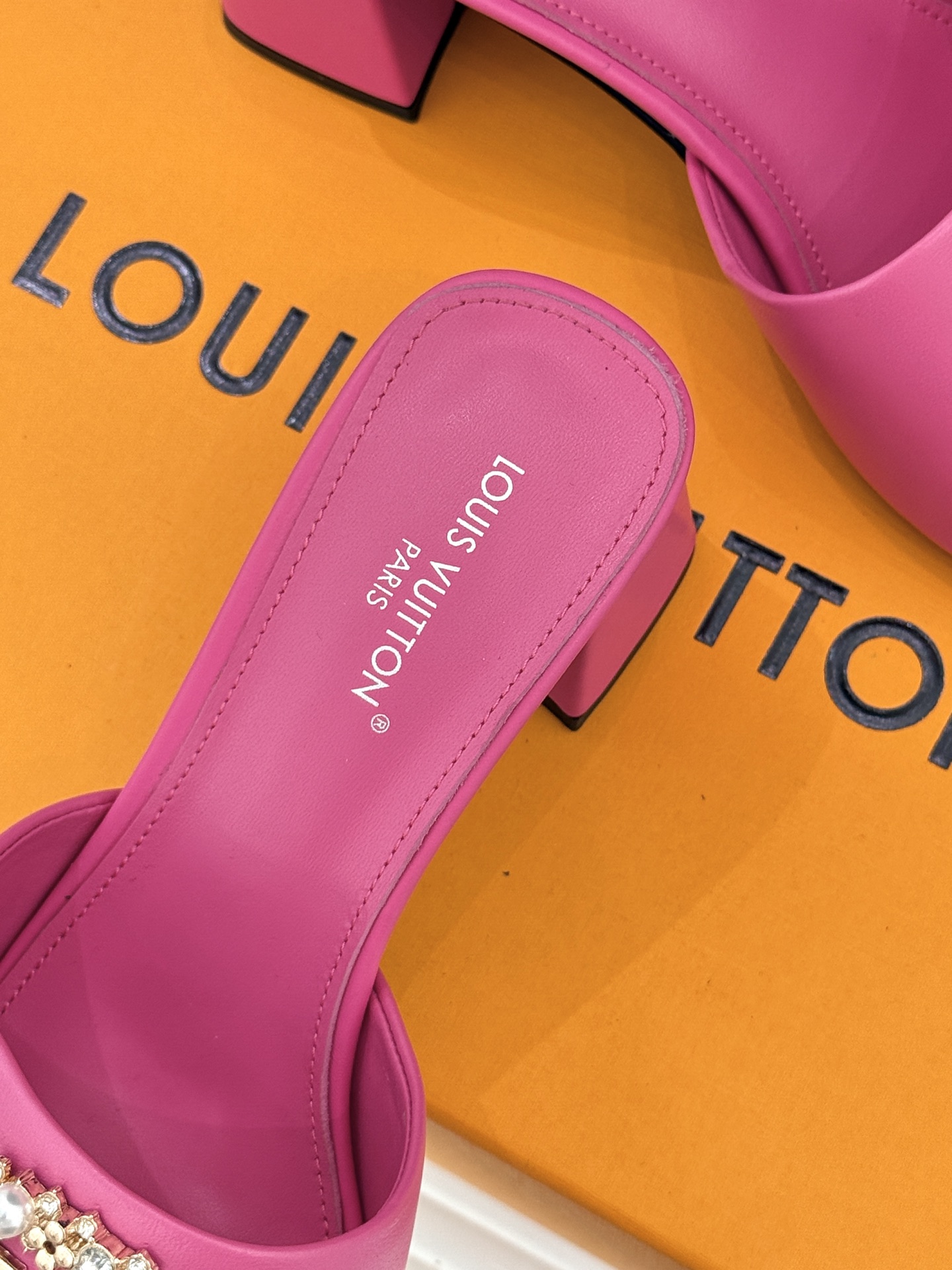 L*V驴家经典水钻扣一字带粗跟拖鞋以百年匠艺诠释夏日奢华。极简一字带利落勾勒优雅线条在视觉延伸拉长双腿比