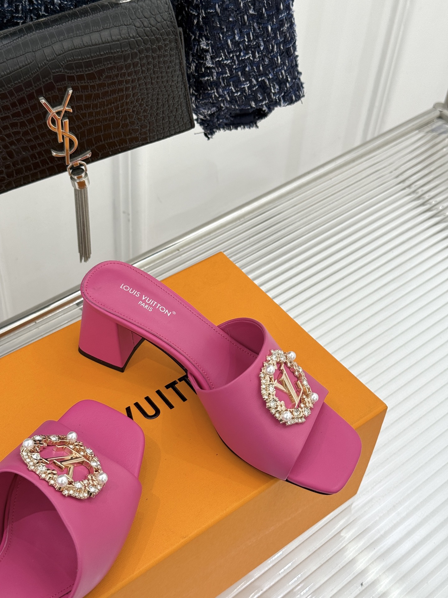 L*V驴家经典水钻扣一字带粗跟拖鞋以百年匠艺诠释夏日奢华。极简一字带利落勾勒优雅线条在视觉延伸拉长双腿比