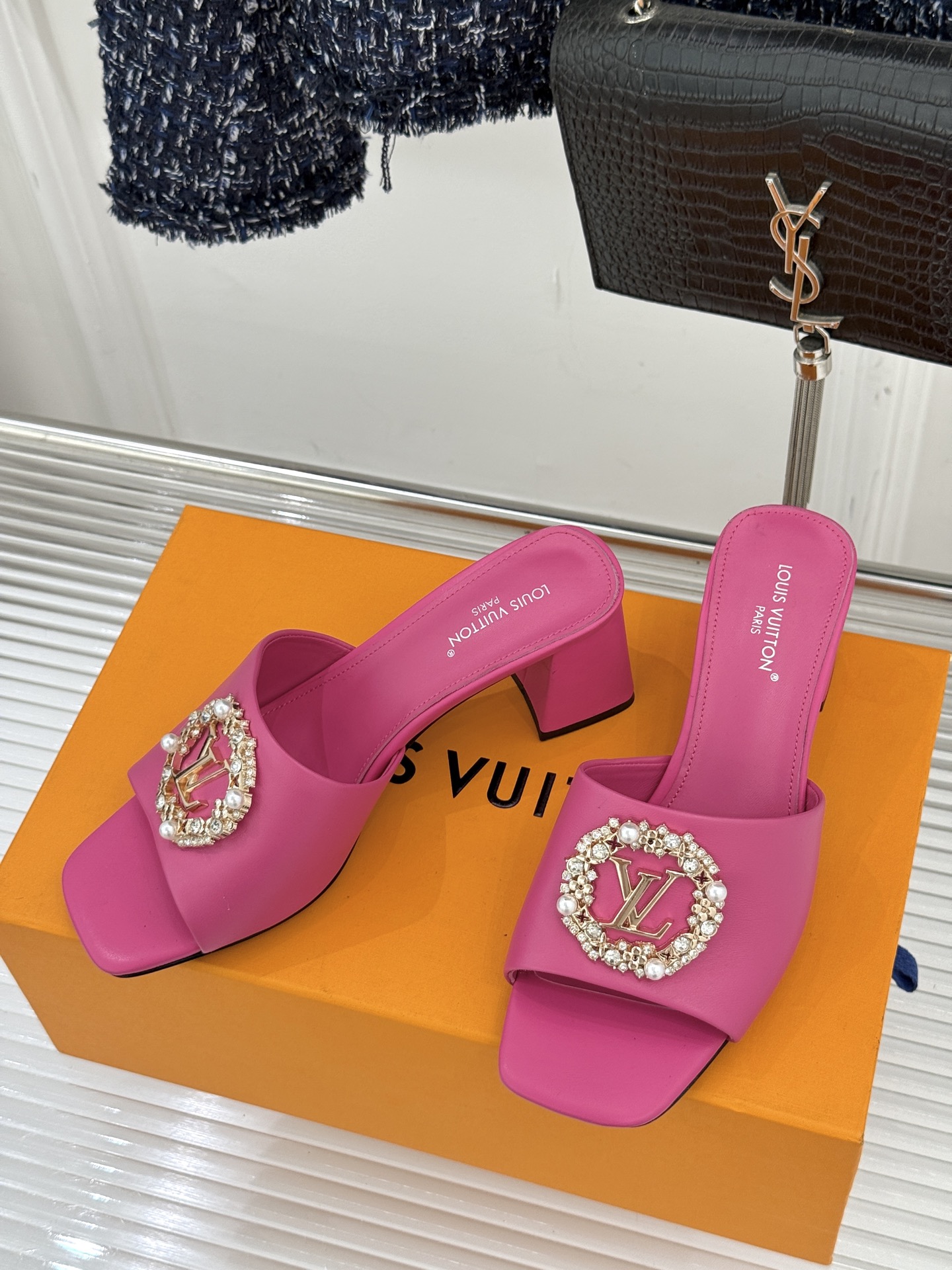 L*V驴家经典水钻扣一字带粗跟拖鞋以百年匠艺诠释夏日奢华。极简一字带利落勾勒优雅线条在视觉延伸拉长双腿比