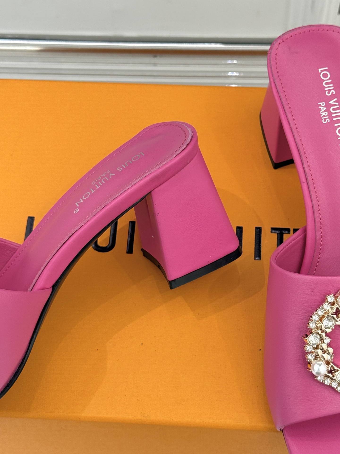 L*V驴家经典水钻扣一字带粗跟拖鞋以百年匠艺诠释夏日奢华。极简一字带利落勾勒优雅线条在视觉延伸拉长双腿比