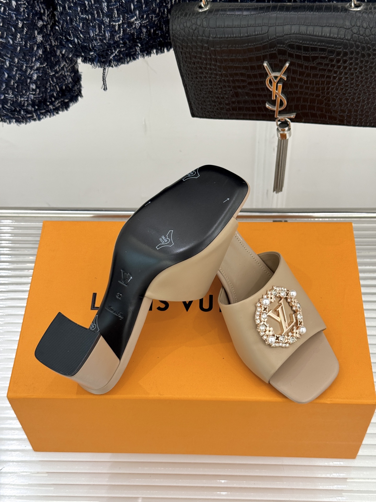 L*V驴家经典水钻扣一字带粗跟拖鞋以百年匠艺诠释夏日奢华。极简一字带利落勾勒优雅线条在视觉延伸拉长双腿比