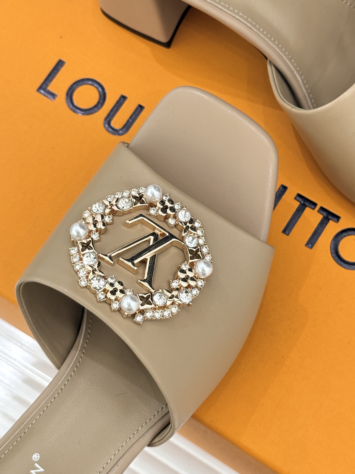 L*V驴家经典水钻扣一字带粗跟拖鞋以百年匠艺诠释夏日奢华。极简一字带利落勾勒优雅线条在视觉延伸拉长双腿比