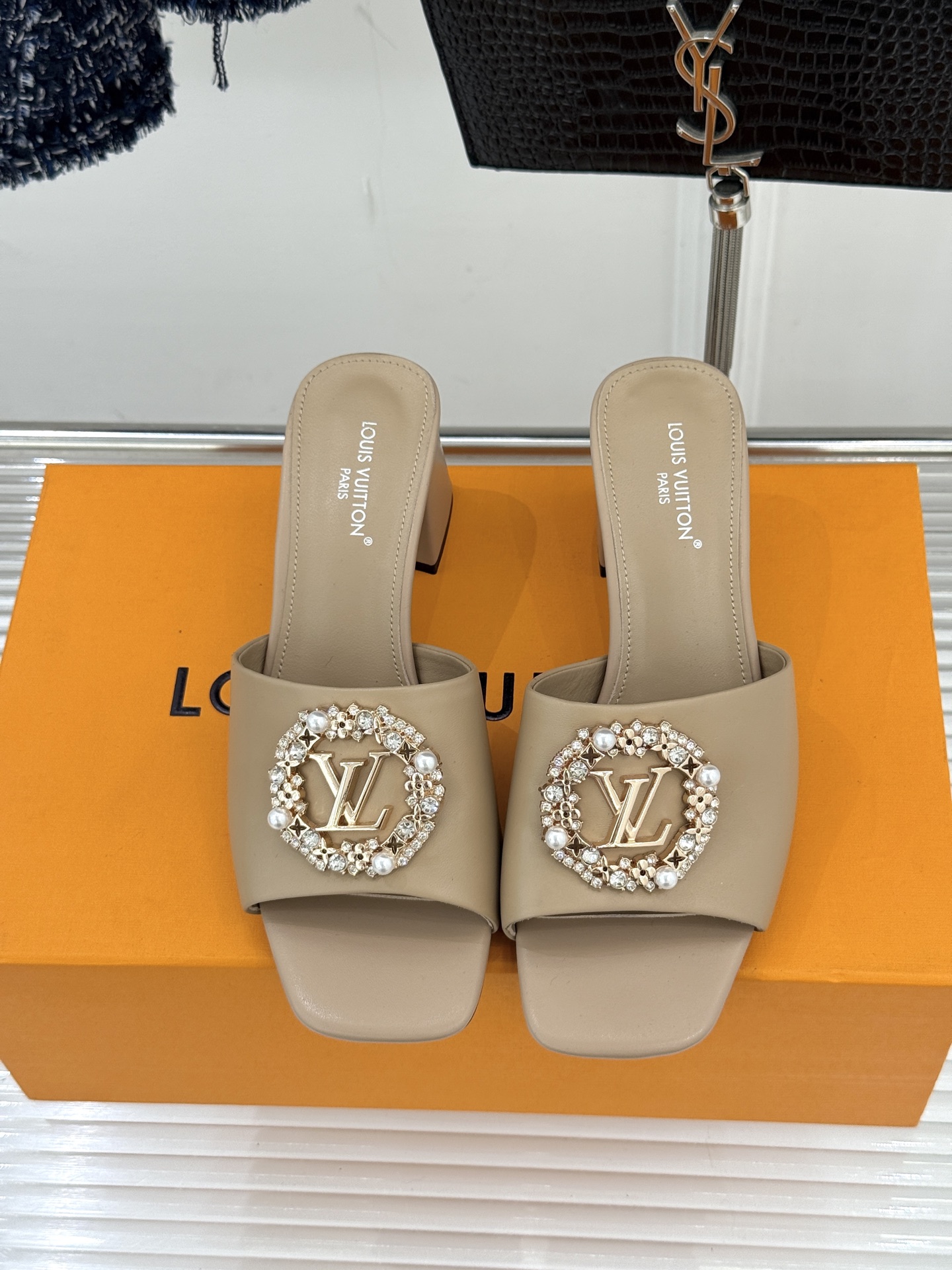 L*V驴家经典水钻扣一字带粗跟拖鞋以百年匠艺诠释夏日奢华。极简一字带利落勾勒优雅线条在视觉延伸拉长双腿比