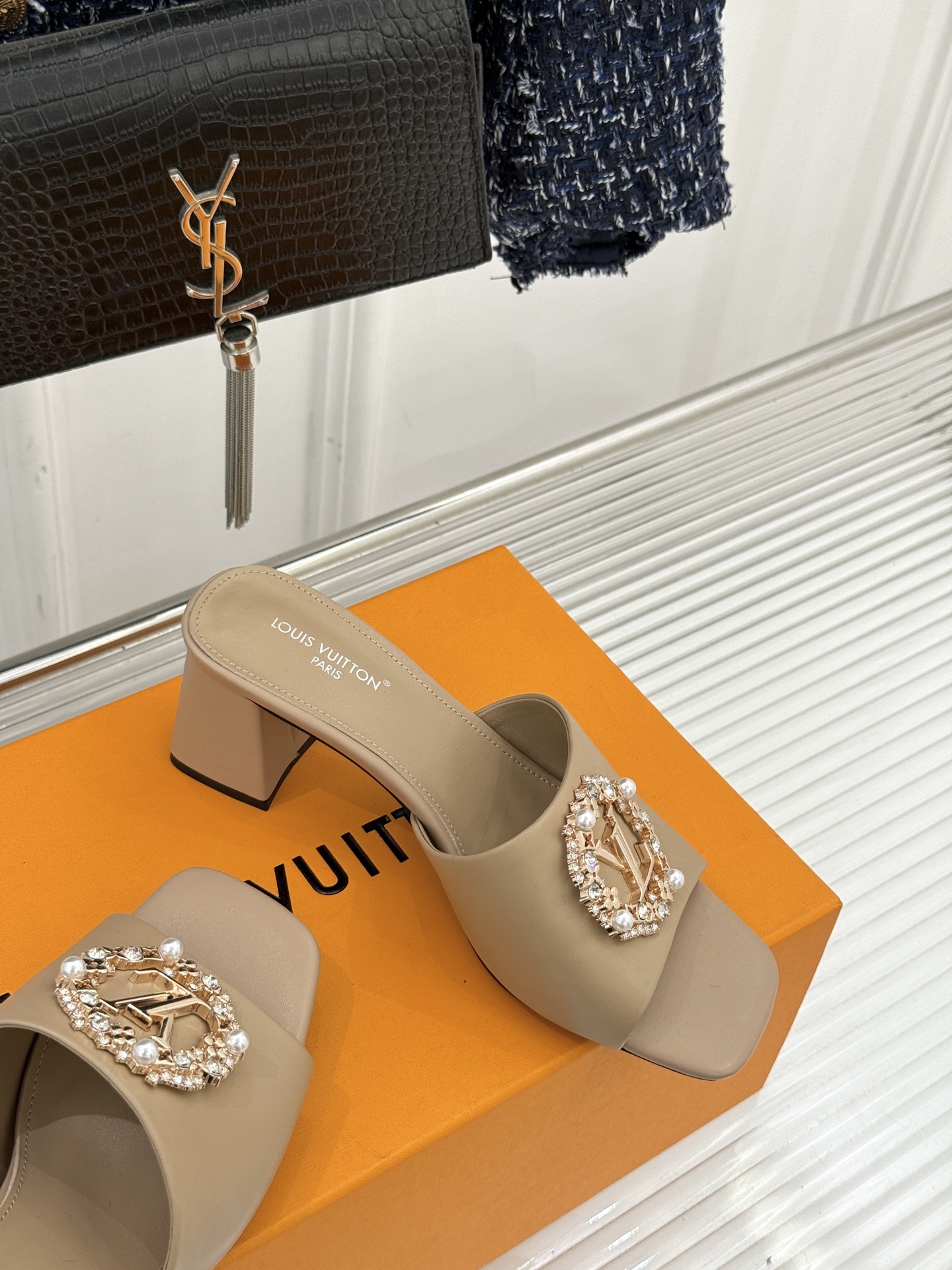 L*V驴家经典水钻扣一字带粗跟拖鞋以百年匠艺诠释夏日奢华。极简一字带利落勾勒优雅线条在视觉延伸拉长双腿比