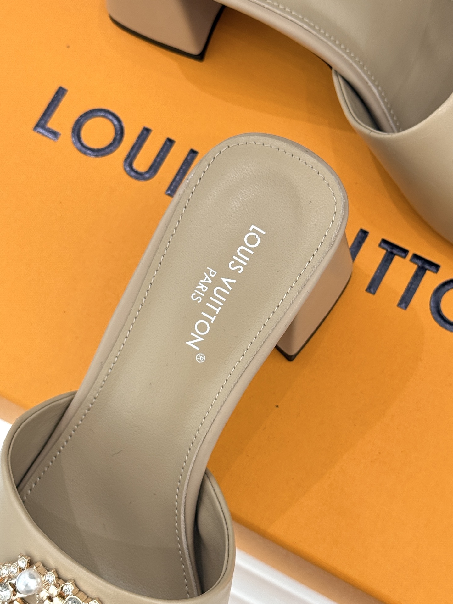 L*V驴家经典水钻扣一字带粗跟拖鞋以百年匠艺诠释夏日奢华。极简一字带利落勾勒优雅线条在视觉延伸拉长双腿比