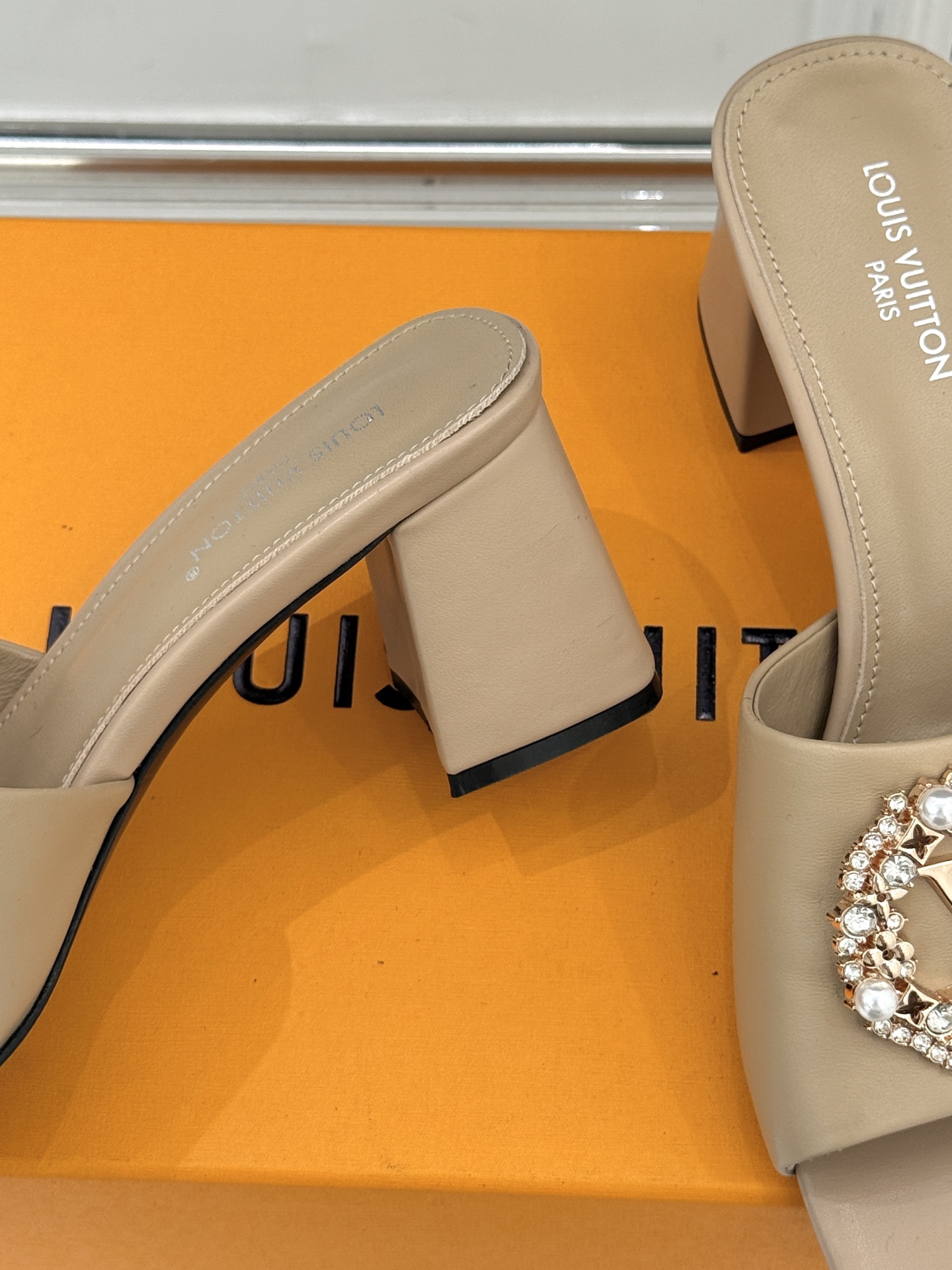 L*V驴家经典水钻扣一字带粗跟拖鞋以百年匠艺诠释夏日奢华。极简一字带利落勾勒优雅线条在视觉延伸拉长双腿比