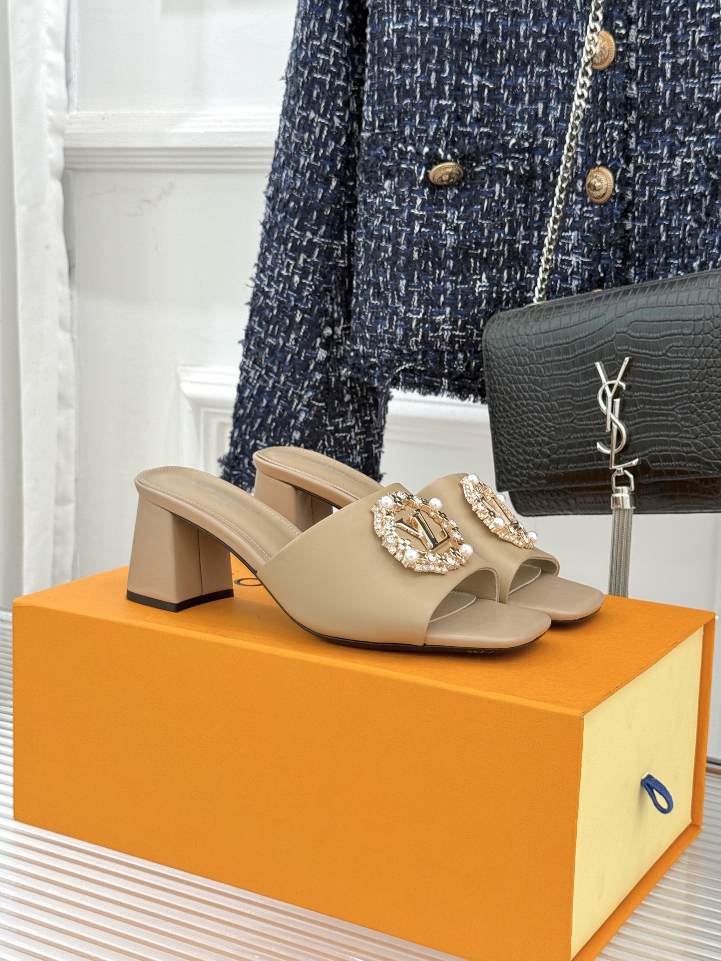 L*V驴家经典水钻扣一字带粗跟拖鞋以百年匠艺诠释夏日奢华。极简一字带利落勾勒优雅线条在视觉延伸拉长双腿比