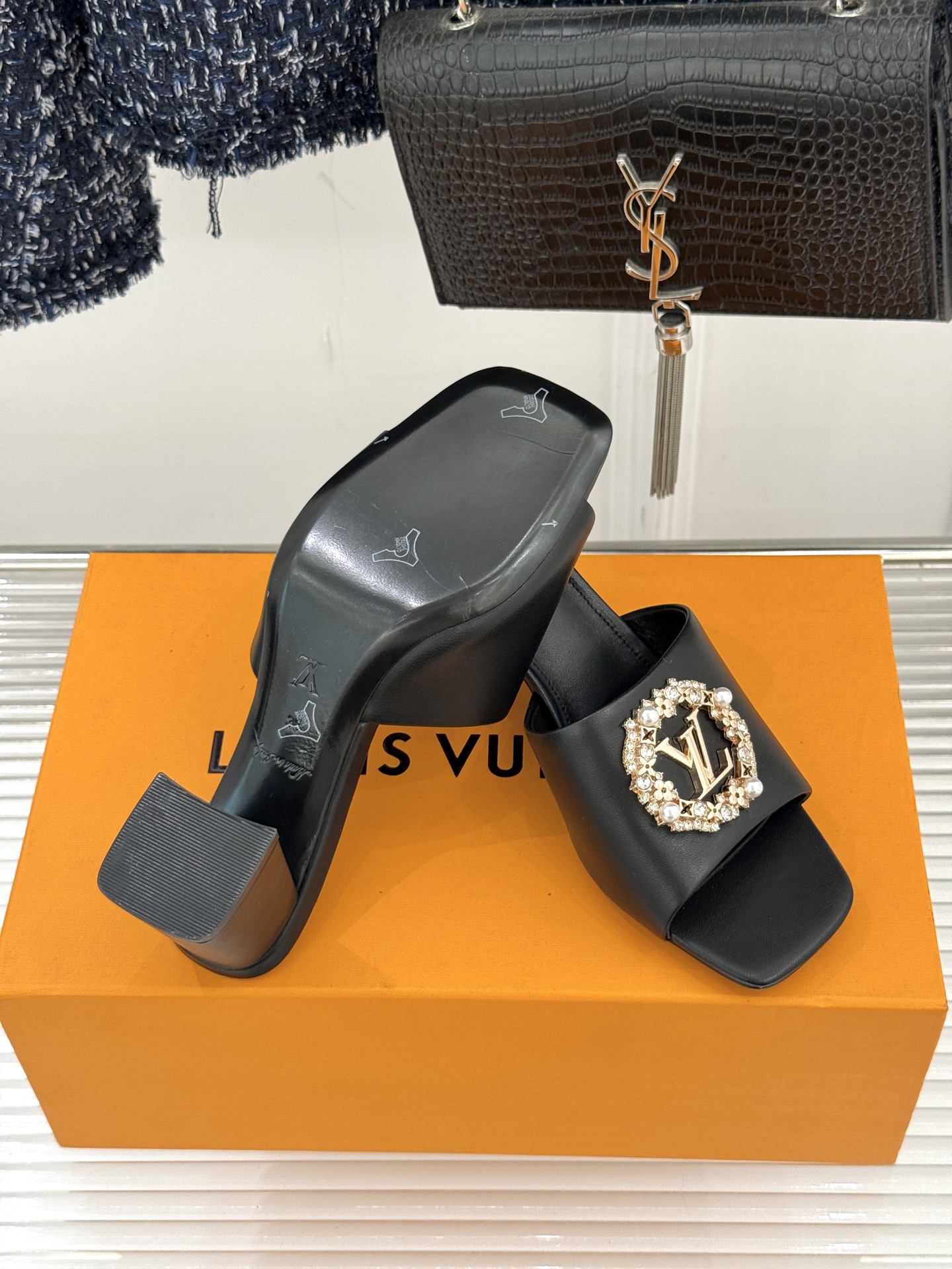 L*V驴家经典水钻扣一字带粗跟拖鞋以百年匠艺诠释夏日奢华。极简一字带利落勾勒优雅线条在视觉延伸拉长双腿比