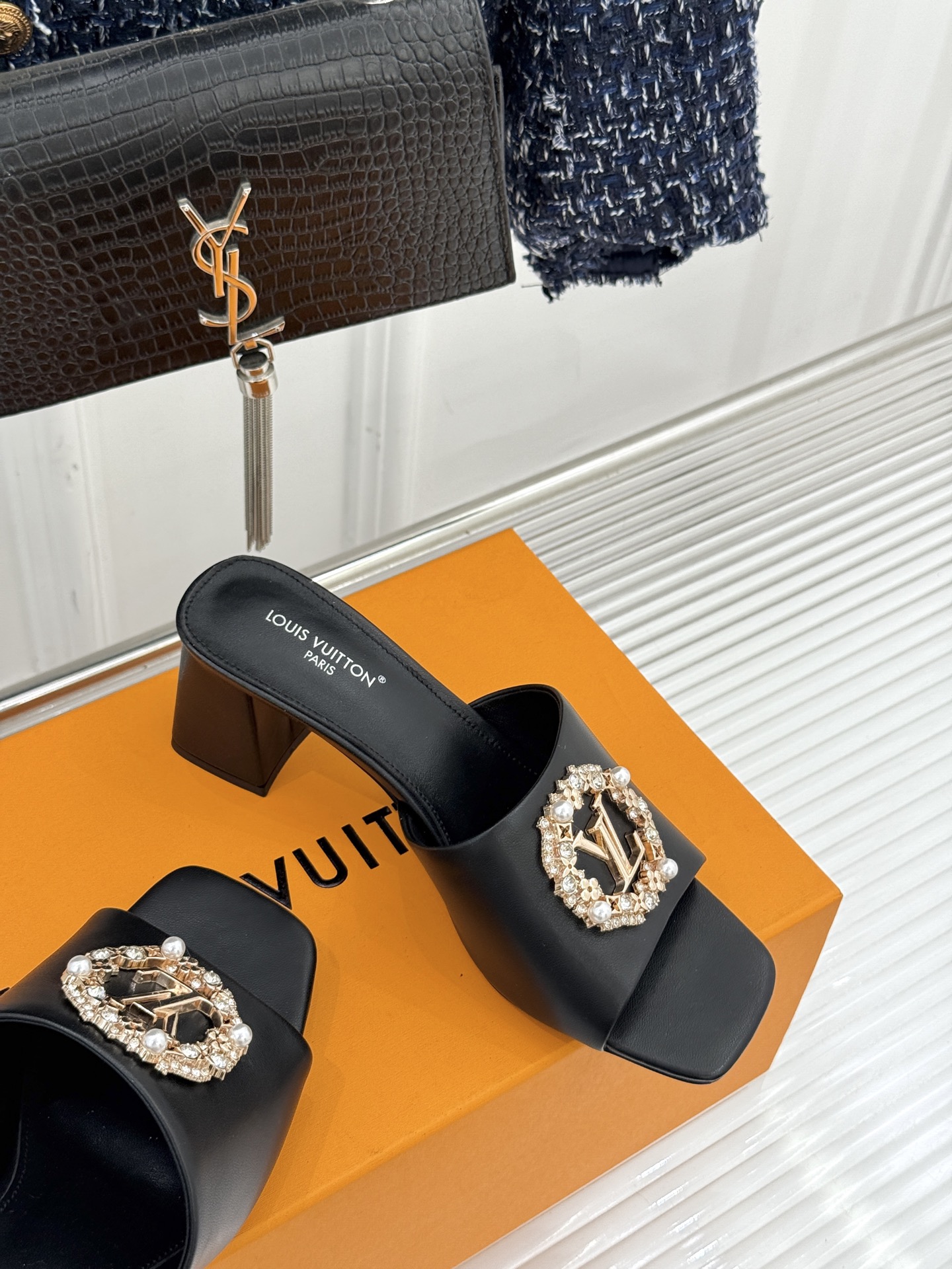 L*V驴家经典水钻扣一字带粗跟拖鞋以百年匠艺诠释夏日奢华。极简一字带利落勾勒优雅线条在视觉延伸拉长双腿比