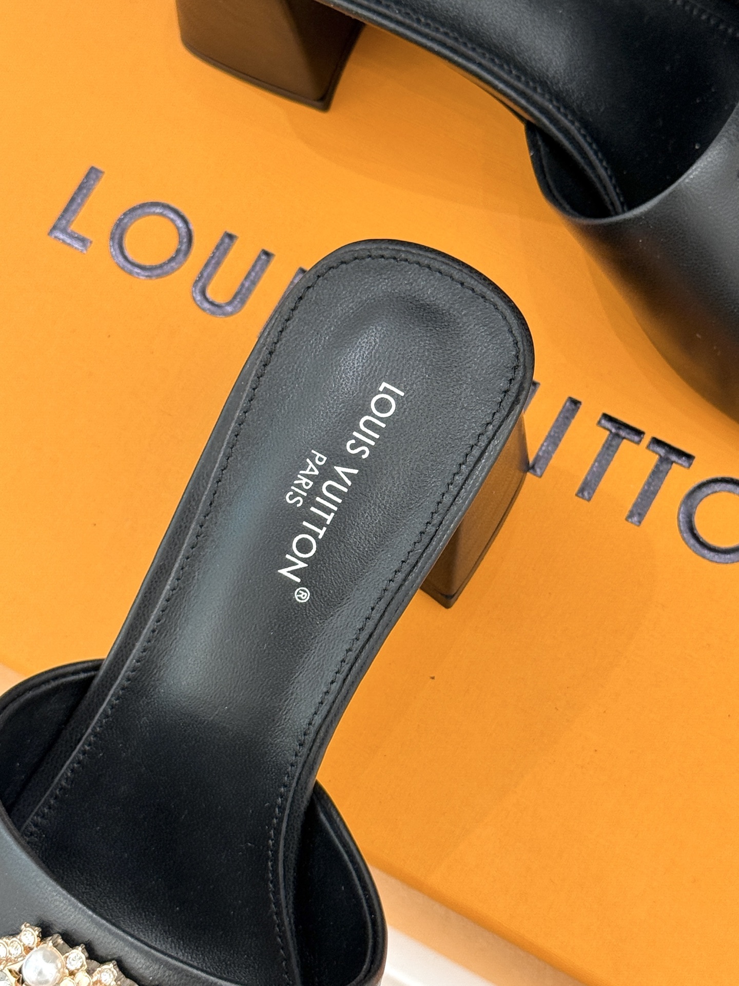 L*V驴家经典水钻扣一字带粗跟拖鞋以百年匠艺诠释夏日奢华。极简一字带利落勾勒优雅线条在视觉延伸拉长双腿比