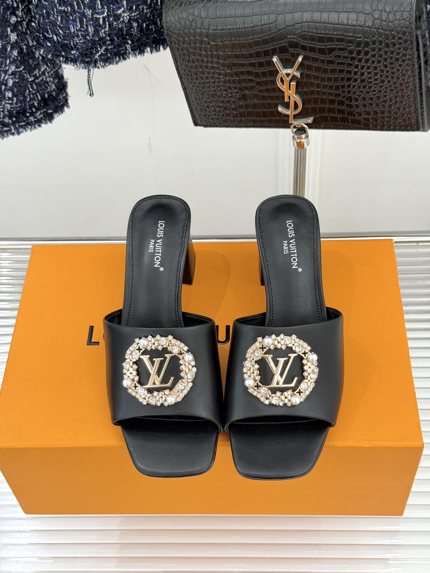 L*V驴家经典水钻扣一字带粗跟拖鞋以百年匠艺诠释夏日奢华。极简一字带利落勾勒优雅线条在视觉延伸拉长双腿比