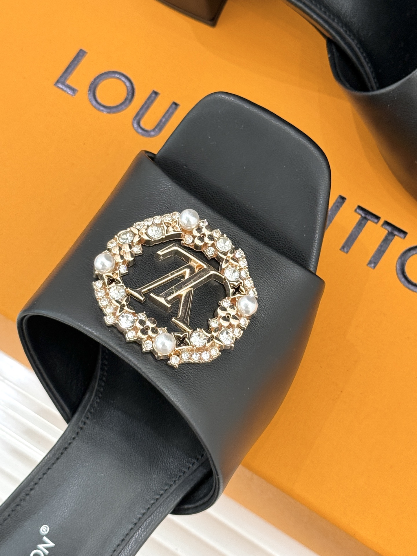 L*V驴家经典水钻扣一字带粗跟拖鞋以百年匠艺诠释夏日奢华。极简一字带利落勾勒优雅线条在视觉延伸拉长双腿比