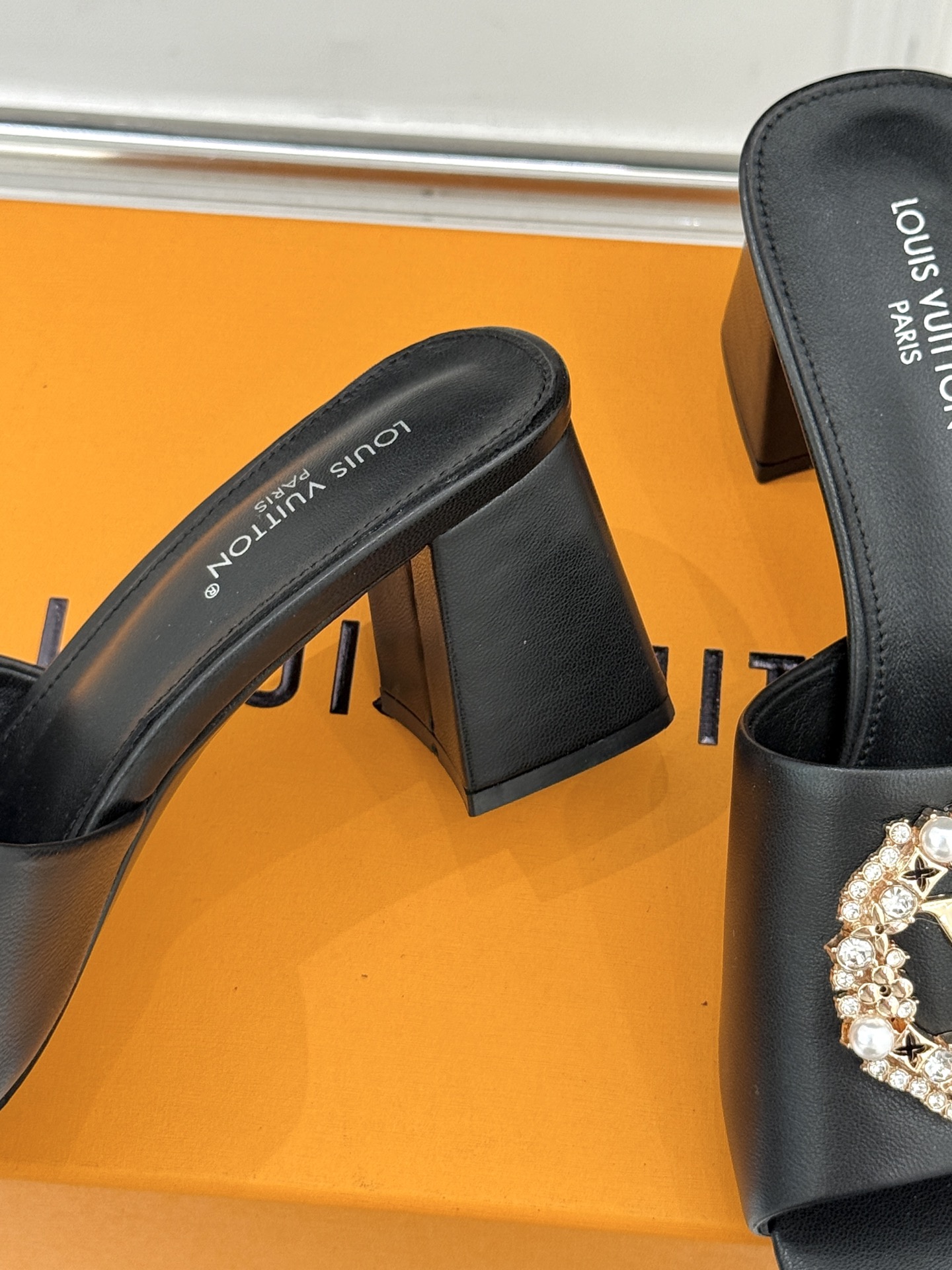 L*V驴家经典水钻扣一字带粗跟拖鞋以百年匠艺诠释夏日奢华。极简一字带利落勾勒优雅线条在视觉延伸拉长双腿比