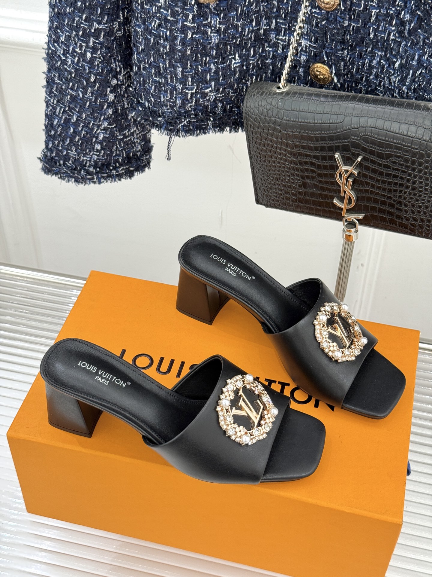 L*V驴家经典水钻扣一字带粗跟拖鞋以百年匠艺诠释夏日奢华。极简一字带利落勾勒优雅线条在视觉延伸拉长双腿比