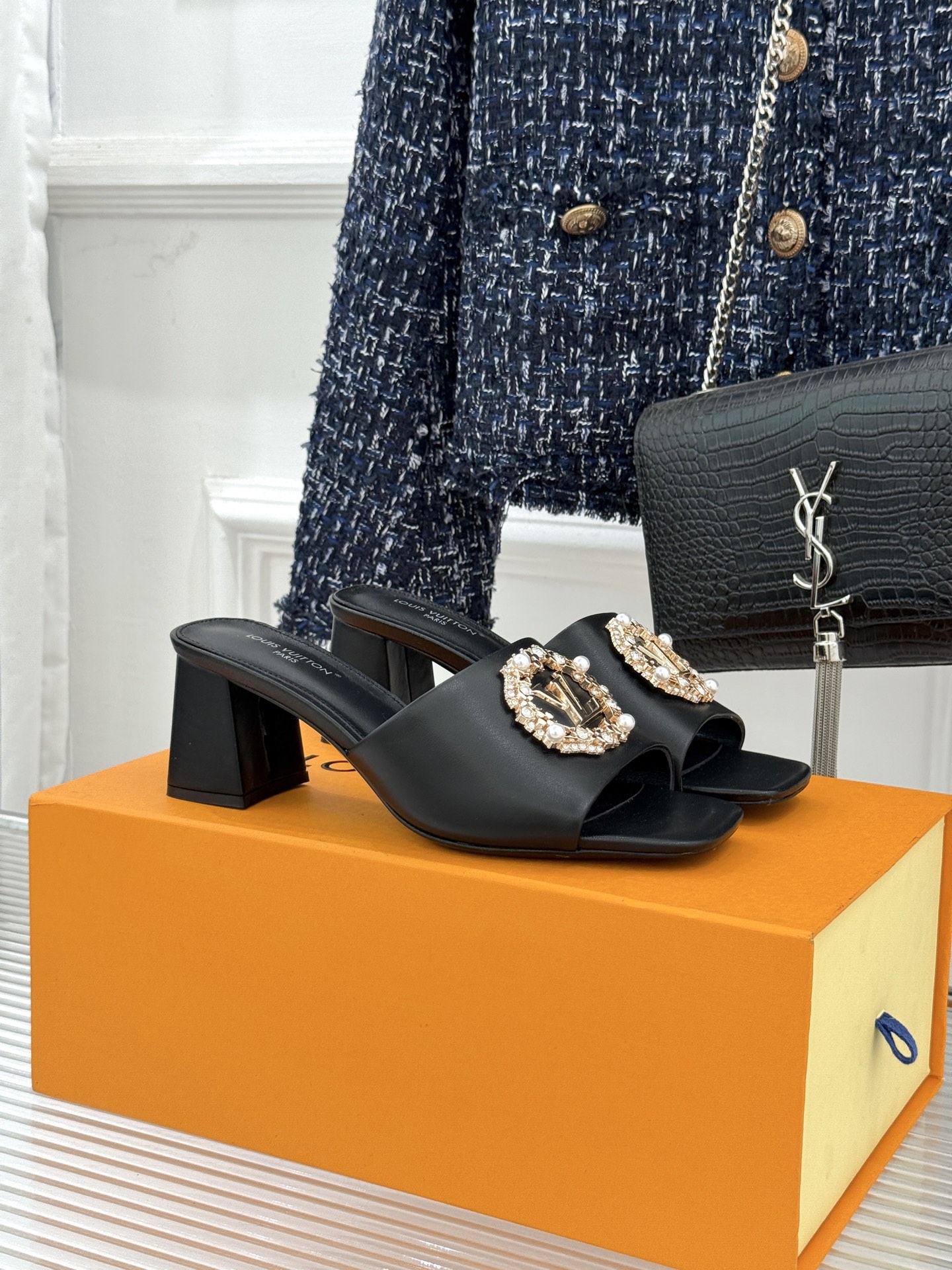 L*V驴家经典水钻扣一字带粗跟拖鞋以百年匠艺诠释夏日奢华。极简一字带利落勾勒优雅线条在视觉延伸拉长双腿比