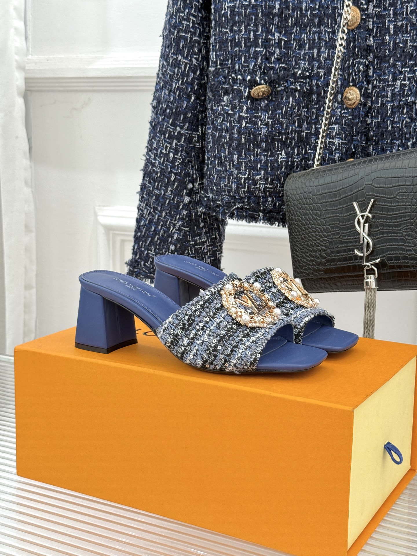 NO:721605,L*V Lujia’s classic rhinestone buckle thick heel slippers interpret summer luxury with a century of craftsmanship. The minimalist one-strap neatly outlines the elegant lines and visually extends the proportion of the legs. The hand-inlaid rhinestone buckle on the toe is the soul, and the light refracts finely and is gilded, hiding the brand’s exquisite genes. The 5cm gold thick heel follows ergonomics and is stable when walking on the ground. It can be worn for a long time without getting tired. From commuting in the city to traveling on vacation, it is the finishing touch of the outfit.  It is also an expression of a luxurious life attitude, giving every step a sense of effortless high-end. The fabric is made of original customized silk, the inner pads are all lambskin, the Italian imported genuine leather outsole size35-39 (customized 40/41/42), slippers, louis vuitton, louis vuitton, slippers, sheepskin, real silk, gold, Leather soles19860909L*V驴家经典水钻扣一字带粗跟拖鞋 以百年匠艺诠释夏日奢华. 极简一字带利落勾勒优雅线条 在视觉延伸拉长双腿比例. 鞋头手工镶嵌的水钻扣饰为灵魂 光线流转间折射细碎鎏光 暗藏品牌精致基因. 5厘米黄金粗跟遵循人体工学 行走稳如平地 久穿不累. 从都市通勤到度假漫游 它既是穿搭点睛之笔 也是奢华生活态度的表达 让每一步都自带不费力的高级感. 面料采用原版定制真丝 内里垫脚均为小羊皮 意大利进口真皮大底 size35-39（40/41/42定制）,拖鞋,louis vuitton,louis vuitton,slippers,sheepskin,real silk,gold,Leather soles,Women's Shoes