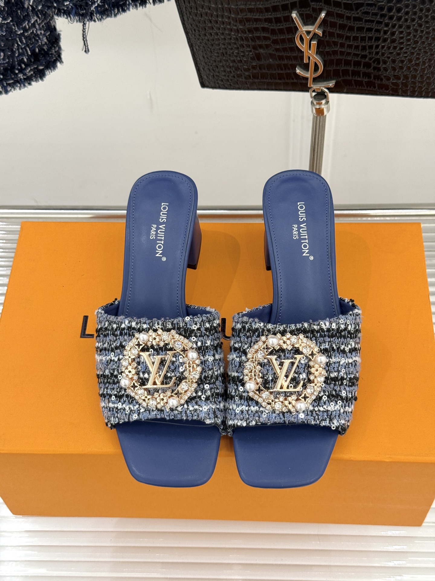 L*V驴家经典水钻扣一字带粗跟拖鞋以百年匠艺诠释夏日奢华。极简一字带利落勾勒优雅线条在视觉延伸拉长双腿比