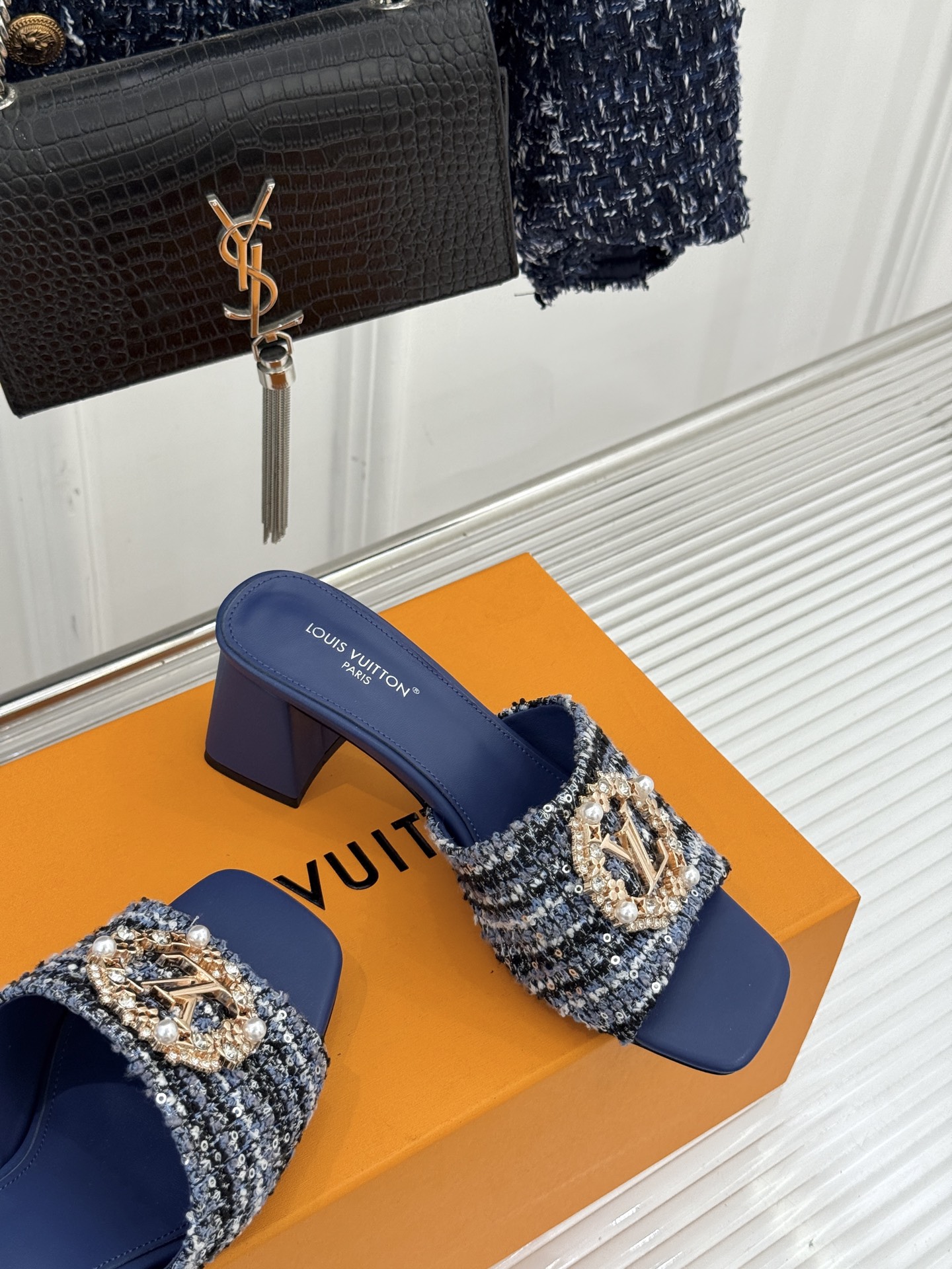 L*V驴家经典水钻扣一字带粗跟拖鞋以百年匠艺诠释夏日奢华。极简一字带利落勾勒优雅线条在视觉延伸拉长双腿比