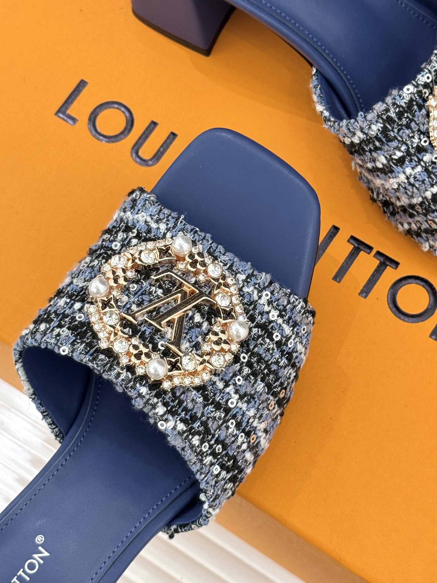 L*V驴家经典水钻扣一字带粗跟拖鞋以百年匠艺诠释夏日奢华。极简一字带利落勾勒优雅线条在视觉延伸拉长双腿比